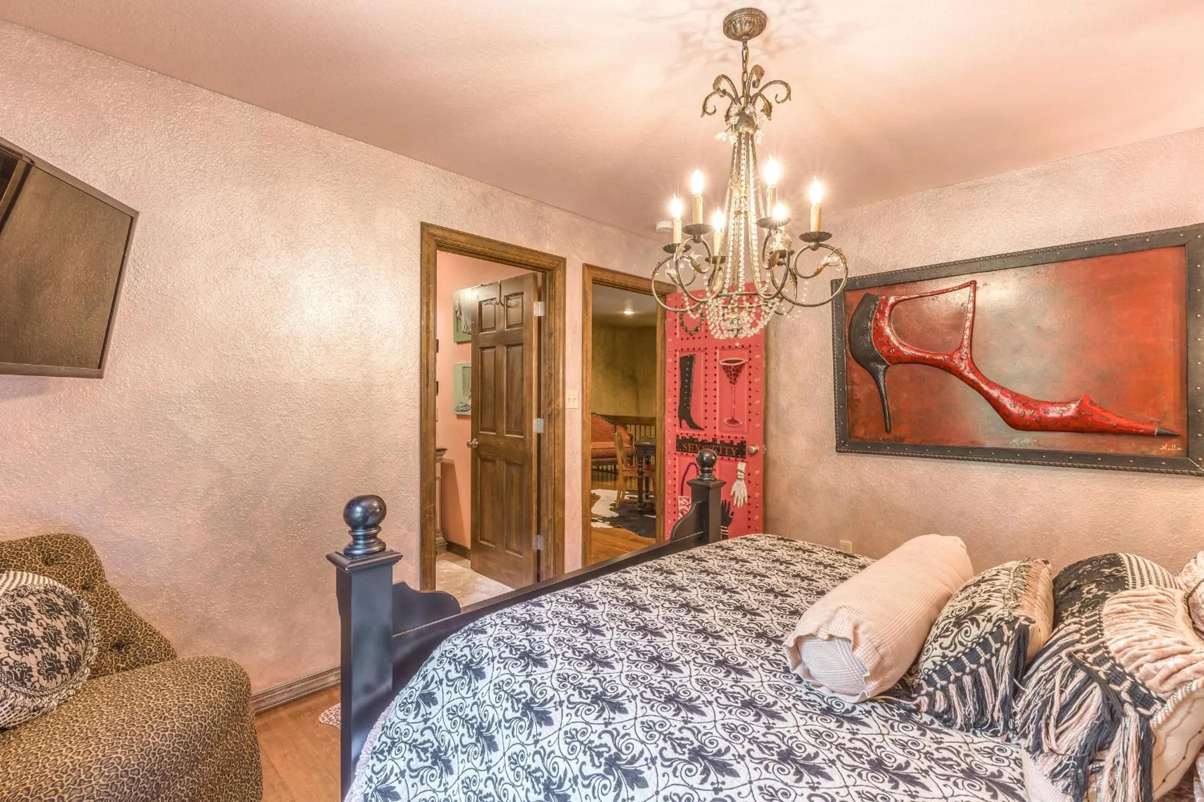 Photo of the whole room, Bed in The Funky Monkey Inn