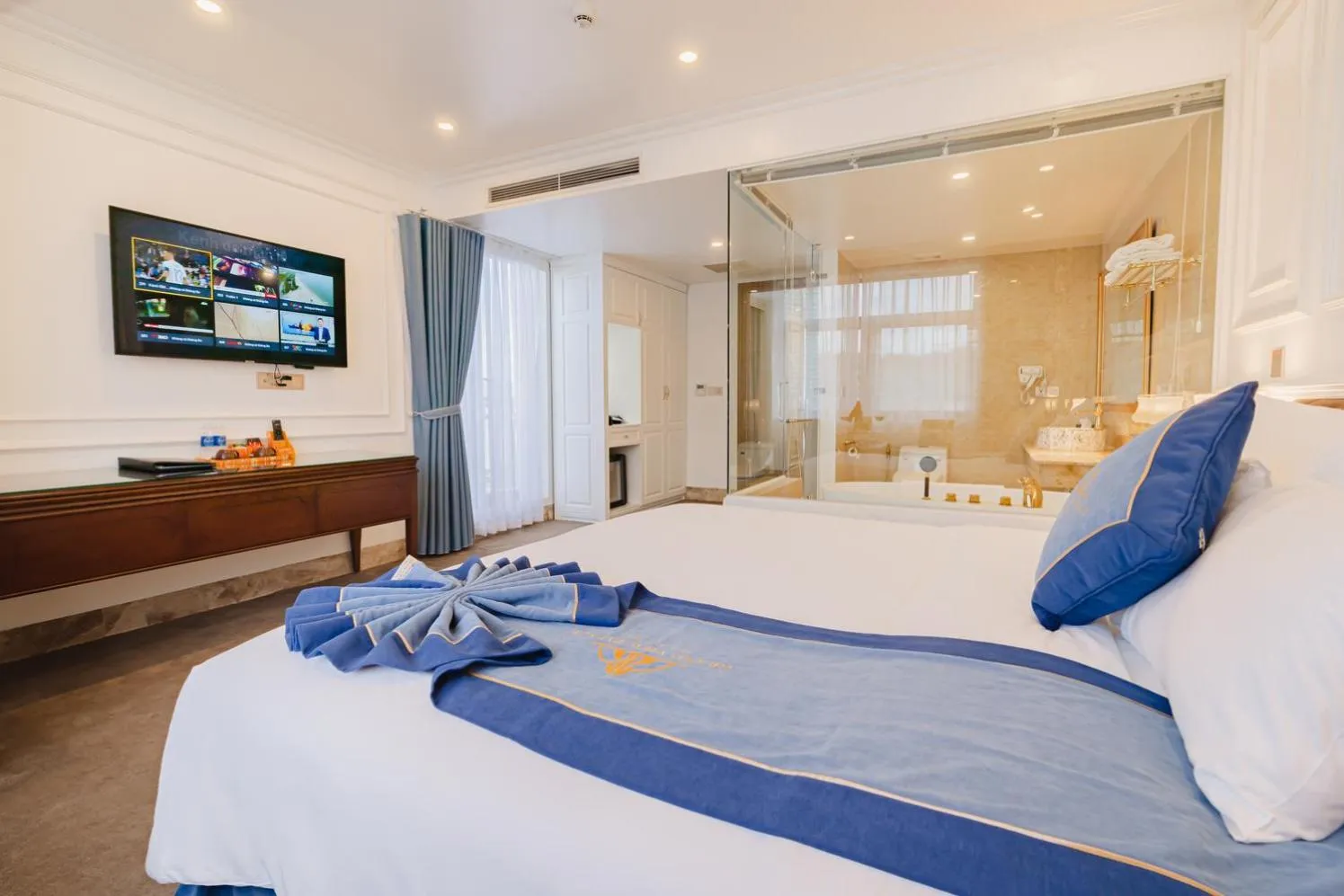 Bed in GRAND VIEW PALACE HA LONG HOTEL