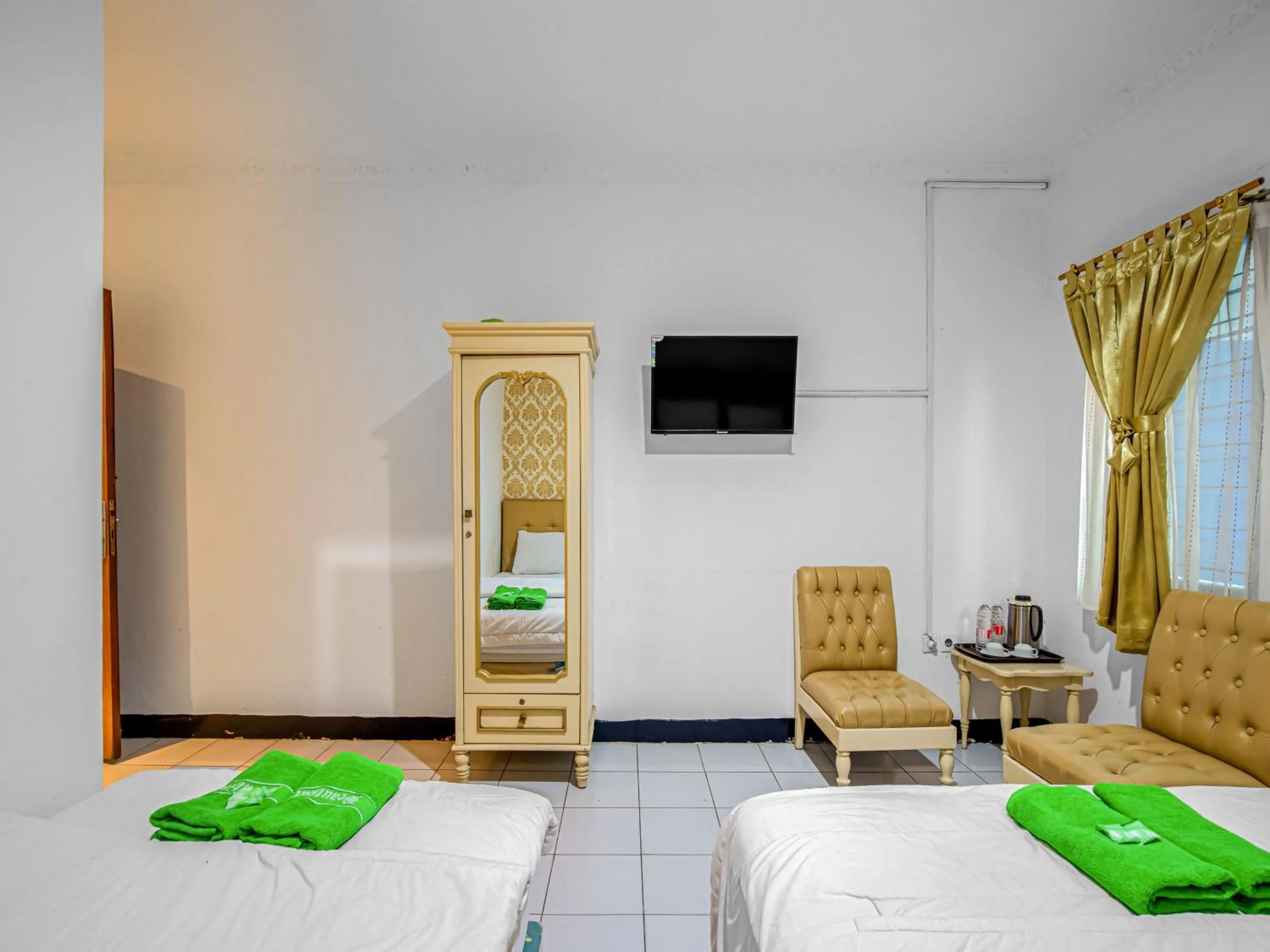 Living room, Bed in Hotel Cempaka Sari