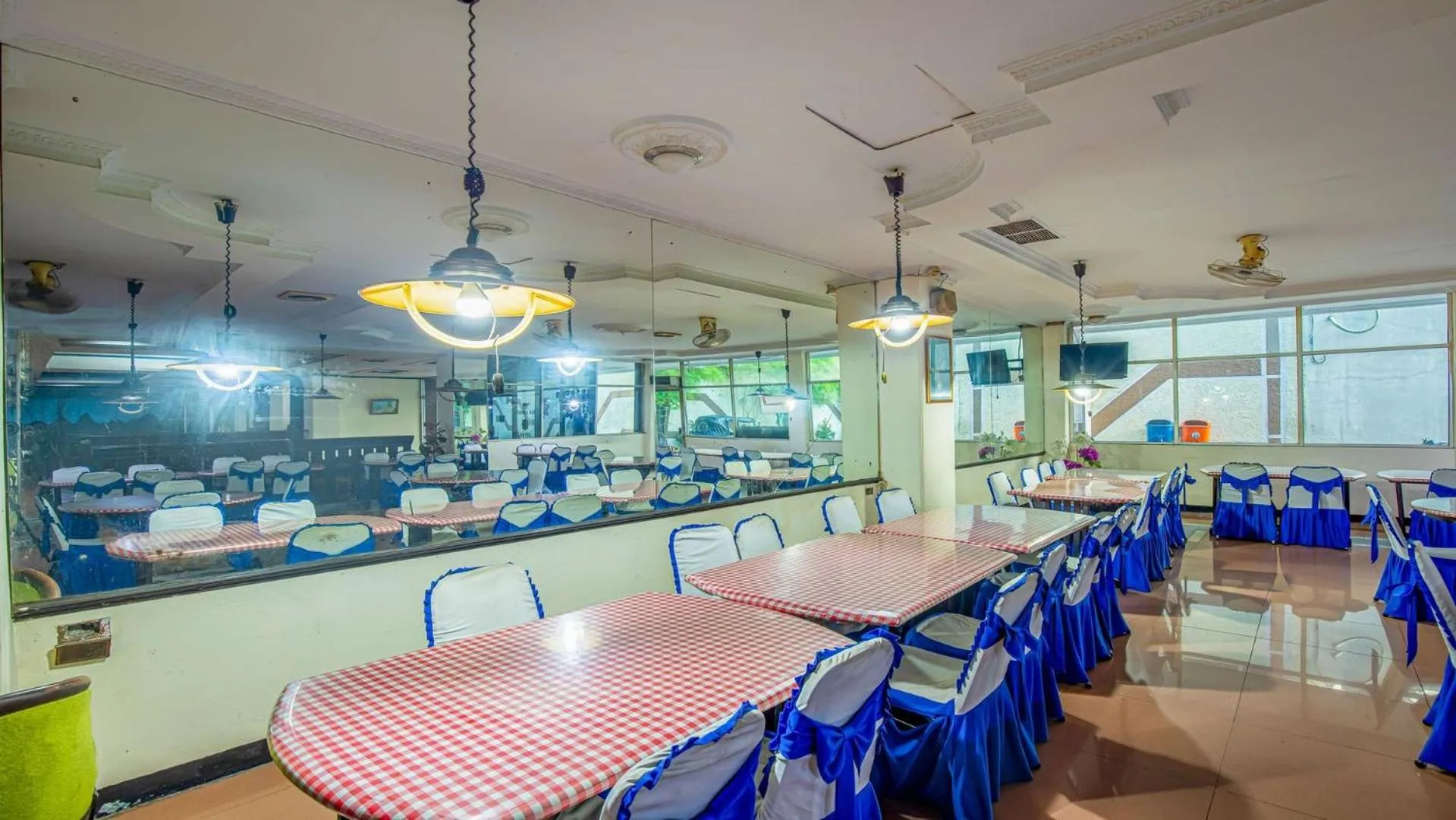 Restaurant/places to eat in Hotel Cempaka Sari