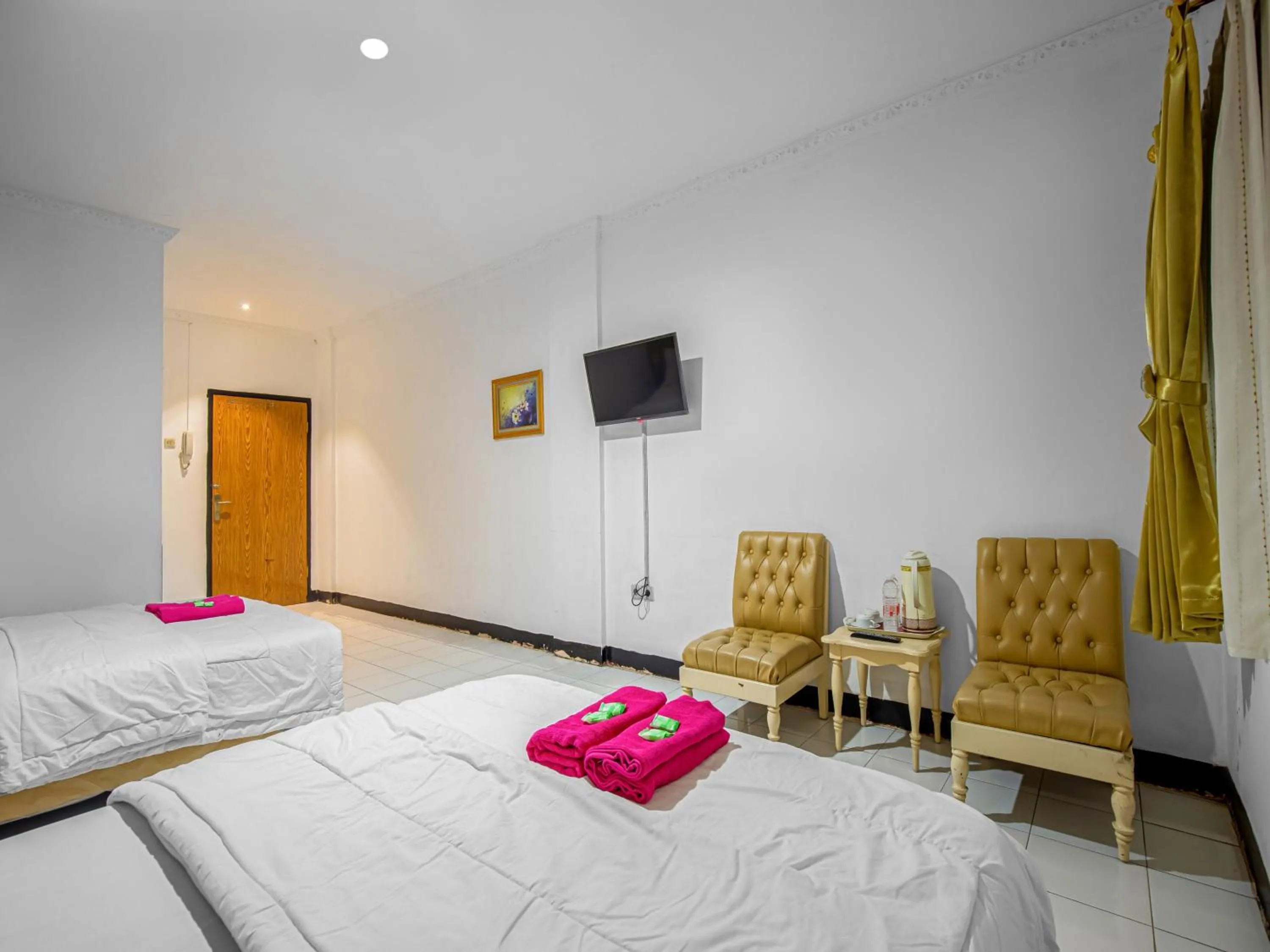 Photo of the whole room, Bed in Hotel Cempaka Sari
