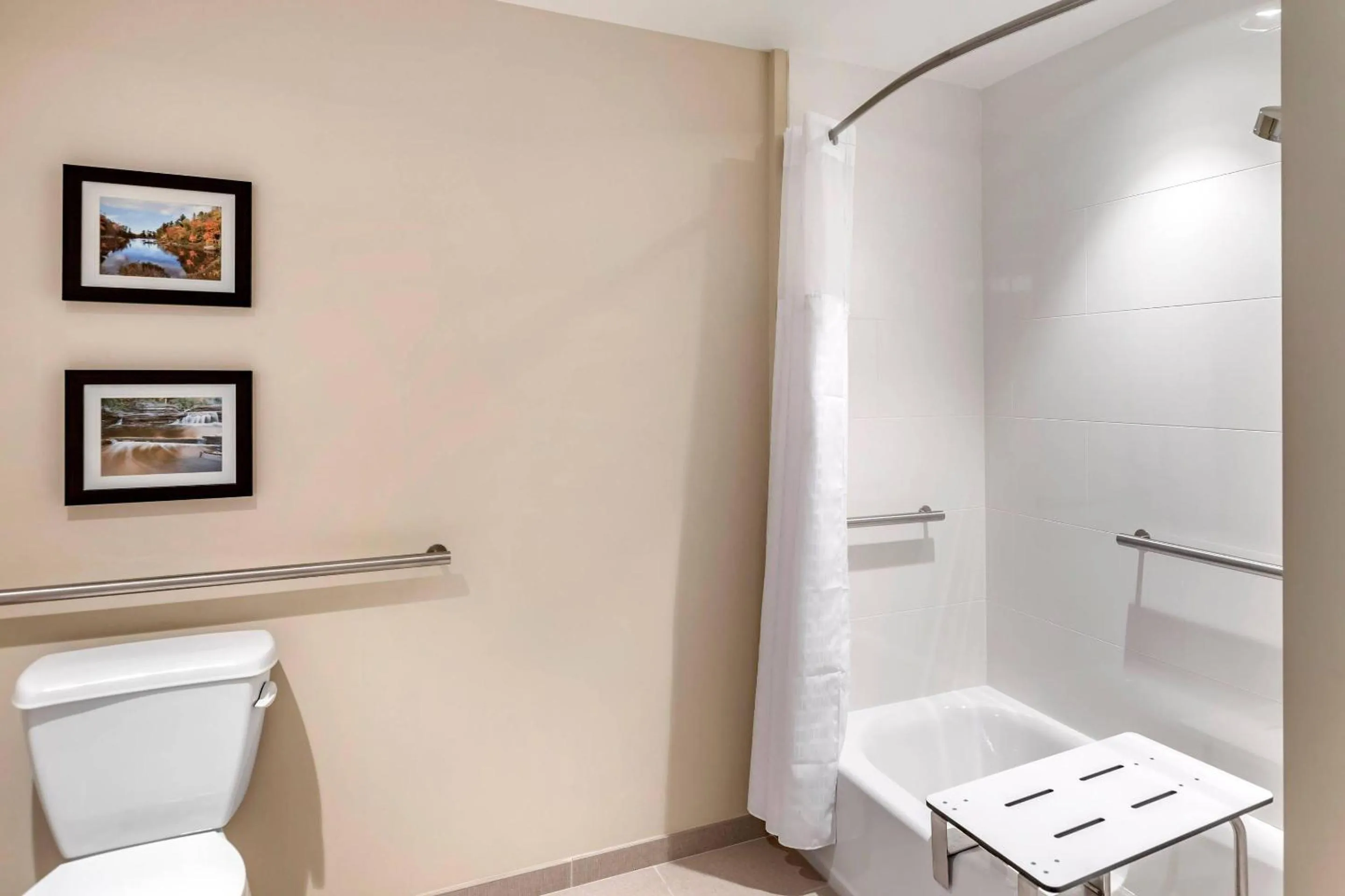 Bedroom in Comfort Inn & Suites Clarkston Pine Knob Area