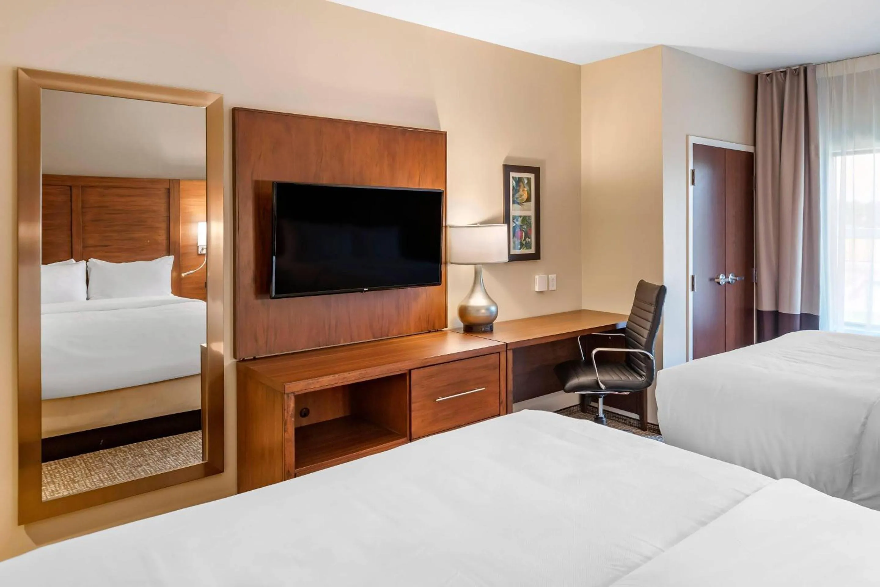 Bedroom, Bed in Comfort Inn & Suites Clarkston Pine Knob Area