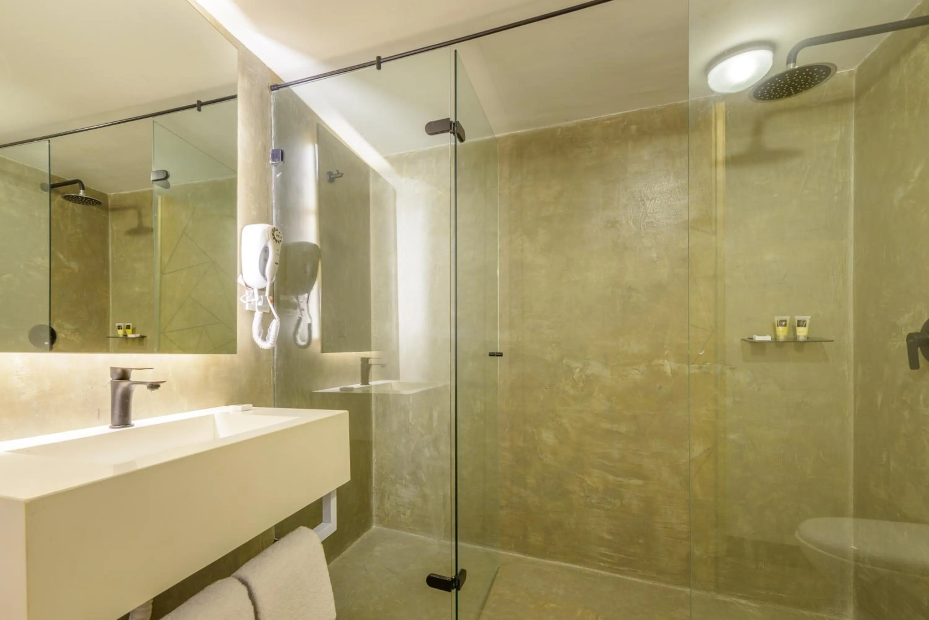 Shower in Hotel El Peñon by Bithotels
