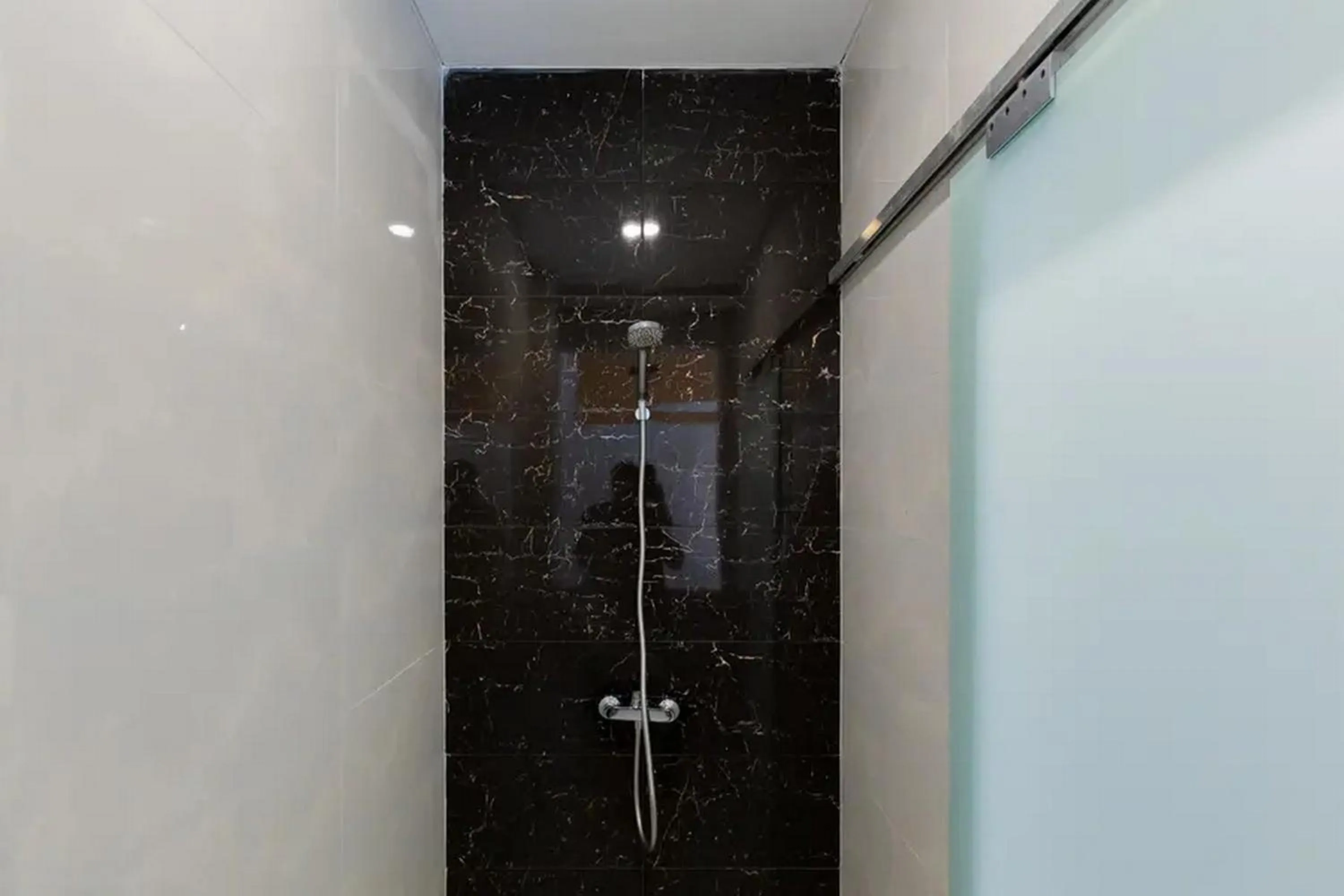 Bathroom in Sans Hotel Box Mansion Surabaya by RedDoorz