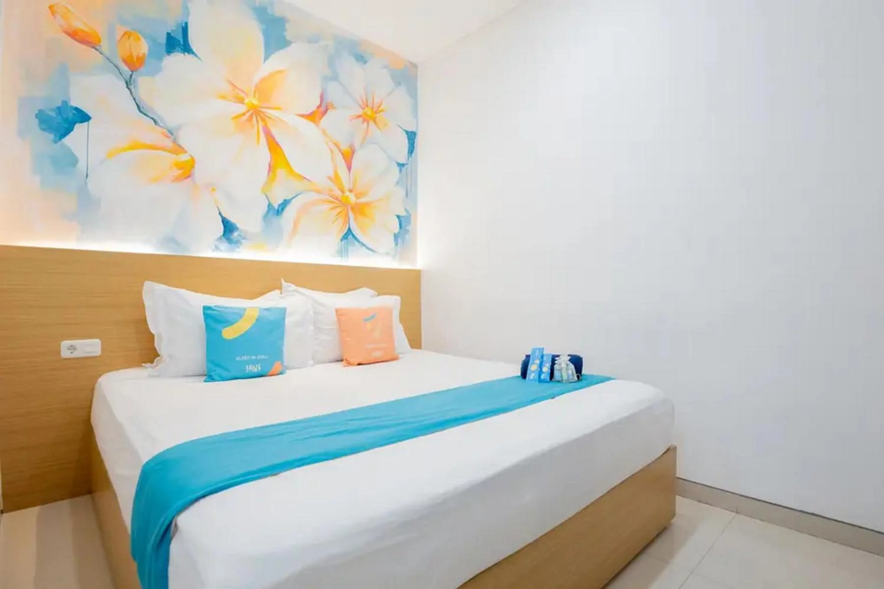 Bed in Sans Hotel Box Mansion Surabaya by RedDoorz