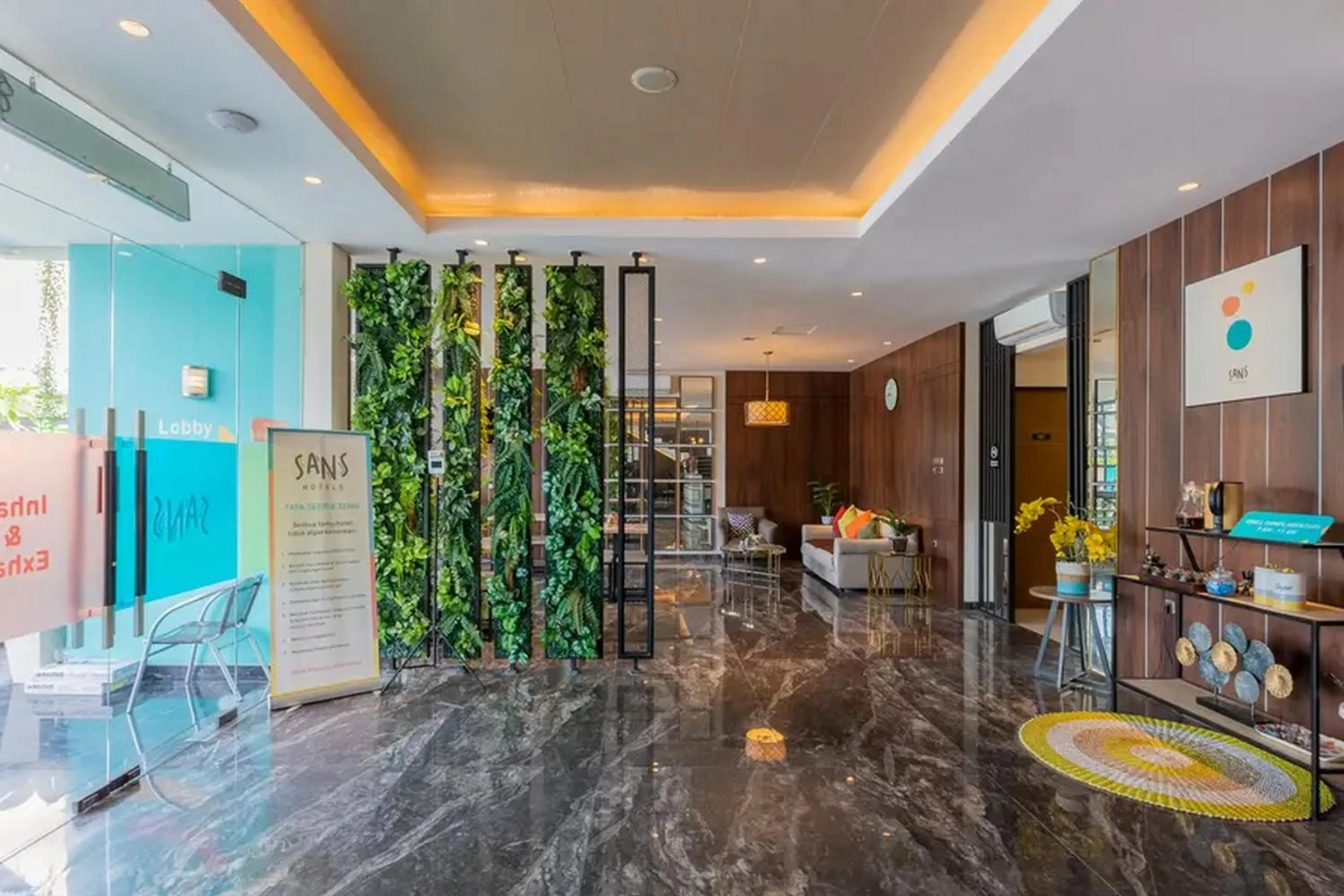 Lobby or reception in Sans Hotel Box Mansion Surabaya by RedDoorz