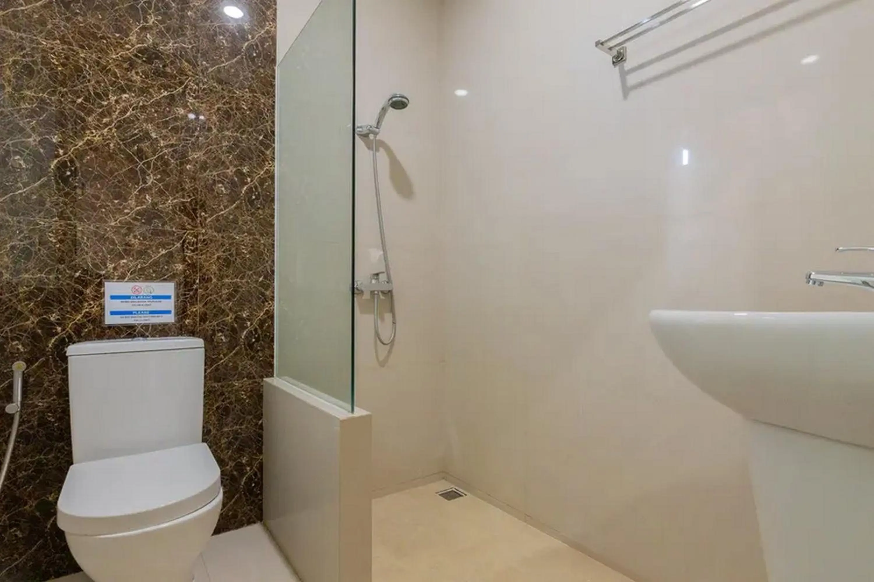 Bathroom in Sans Hotel Box Mansion Surabaya by RedDoorz