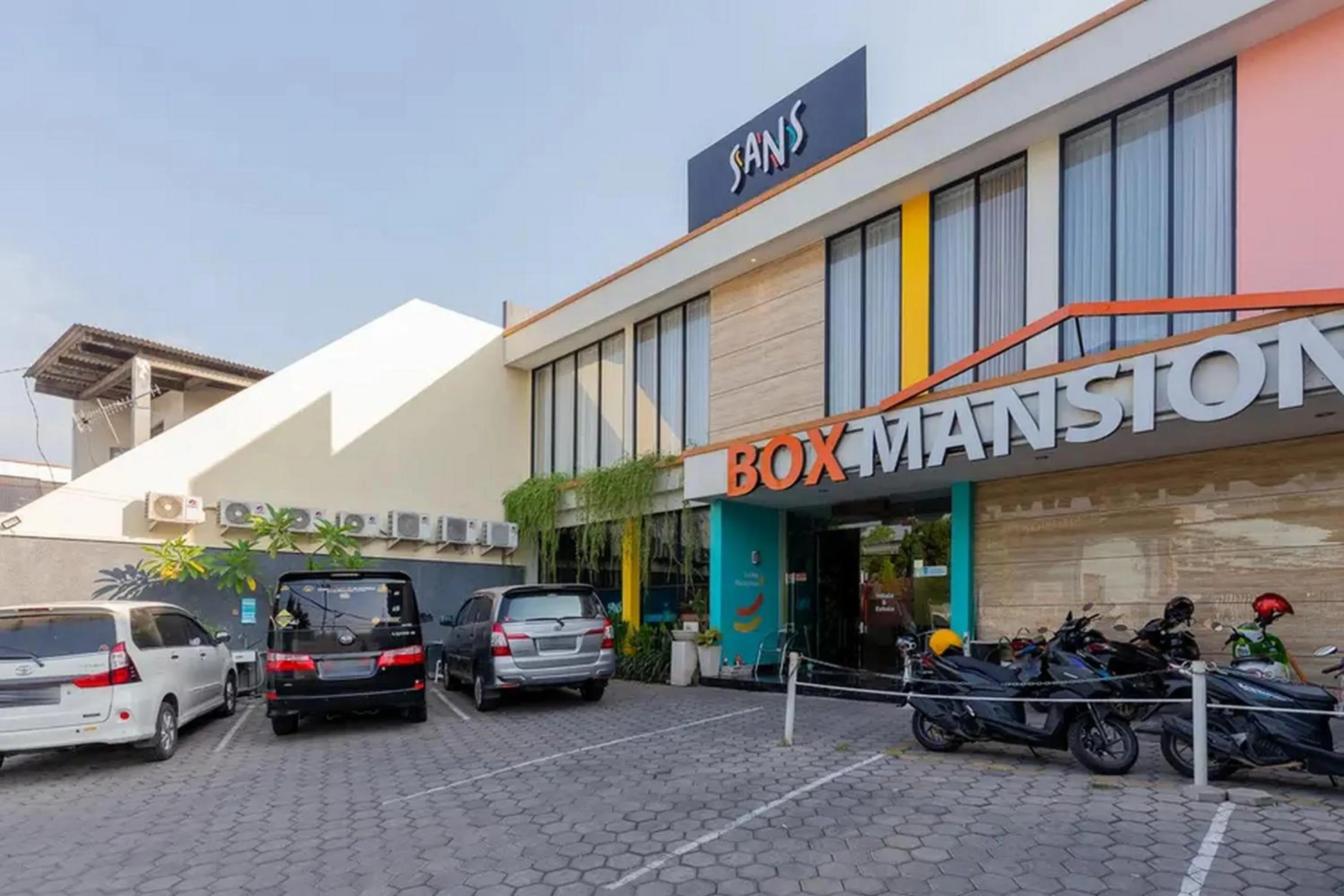 Property building in Sans Hotel Box Mansion Surabaya by RedDoorz