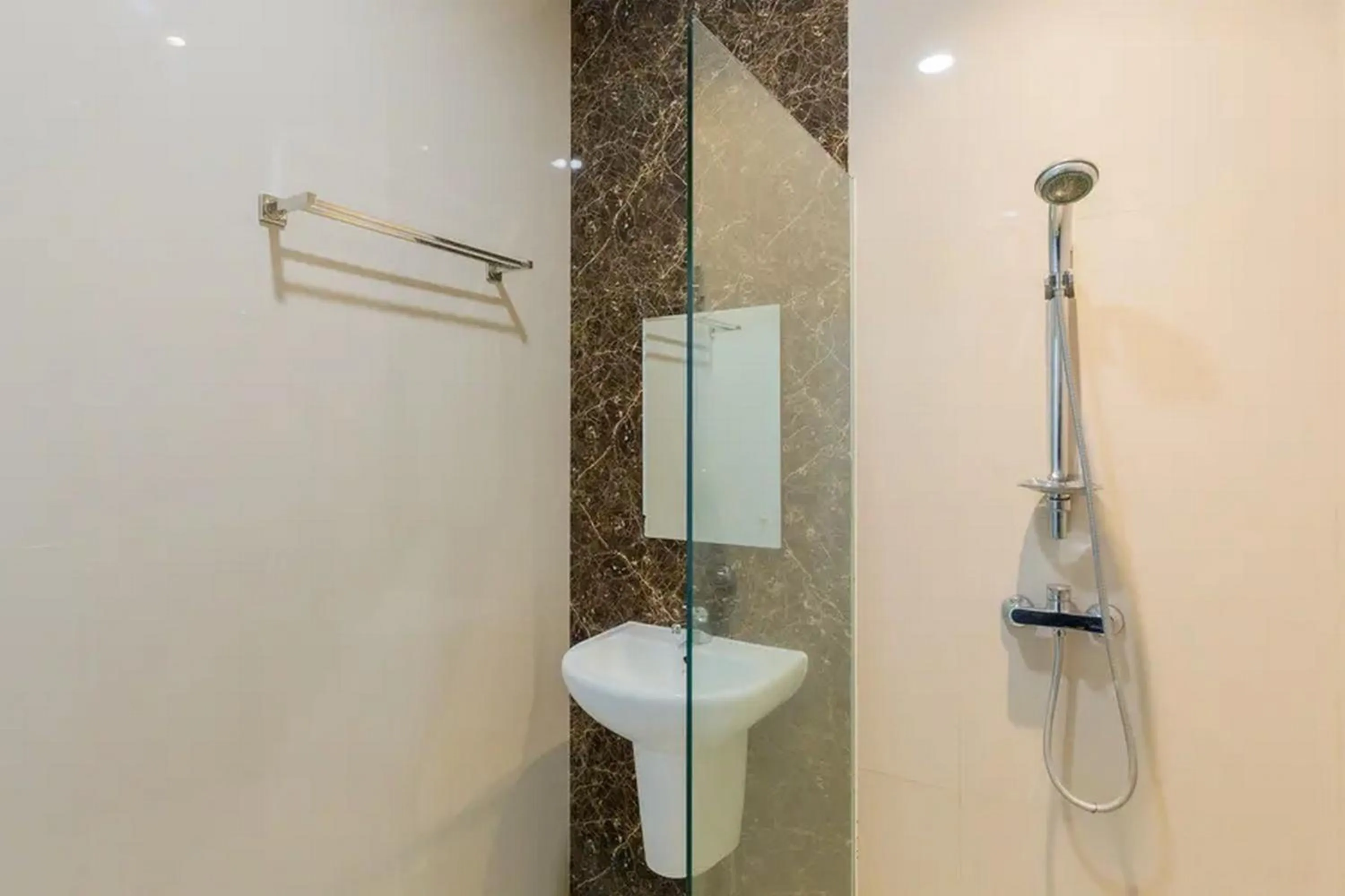 Bathroom in Sans Hotel Box Mansion Surabaya by RedDoorz