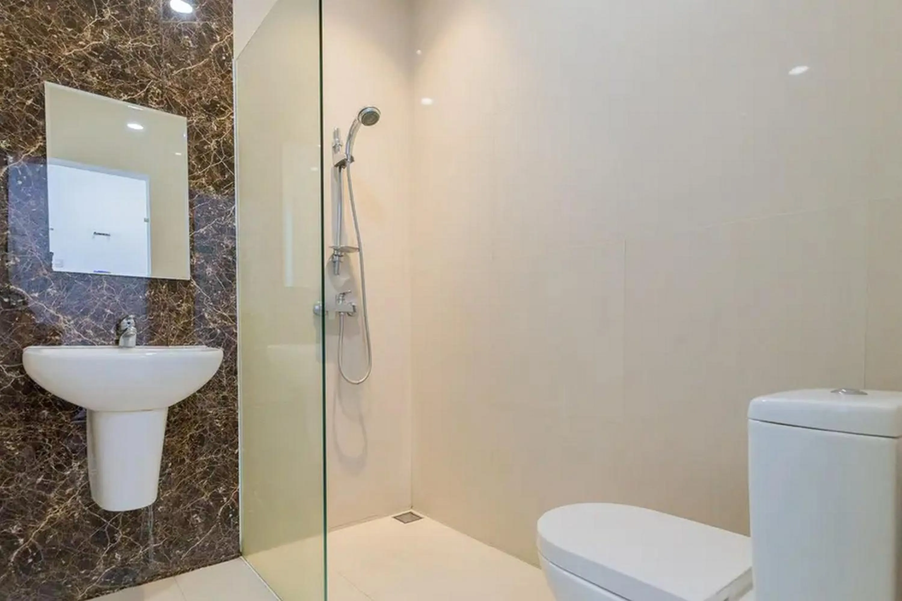 Bathroom in Sans Hotel Box Mansion Surabaya by RedDoorz
