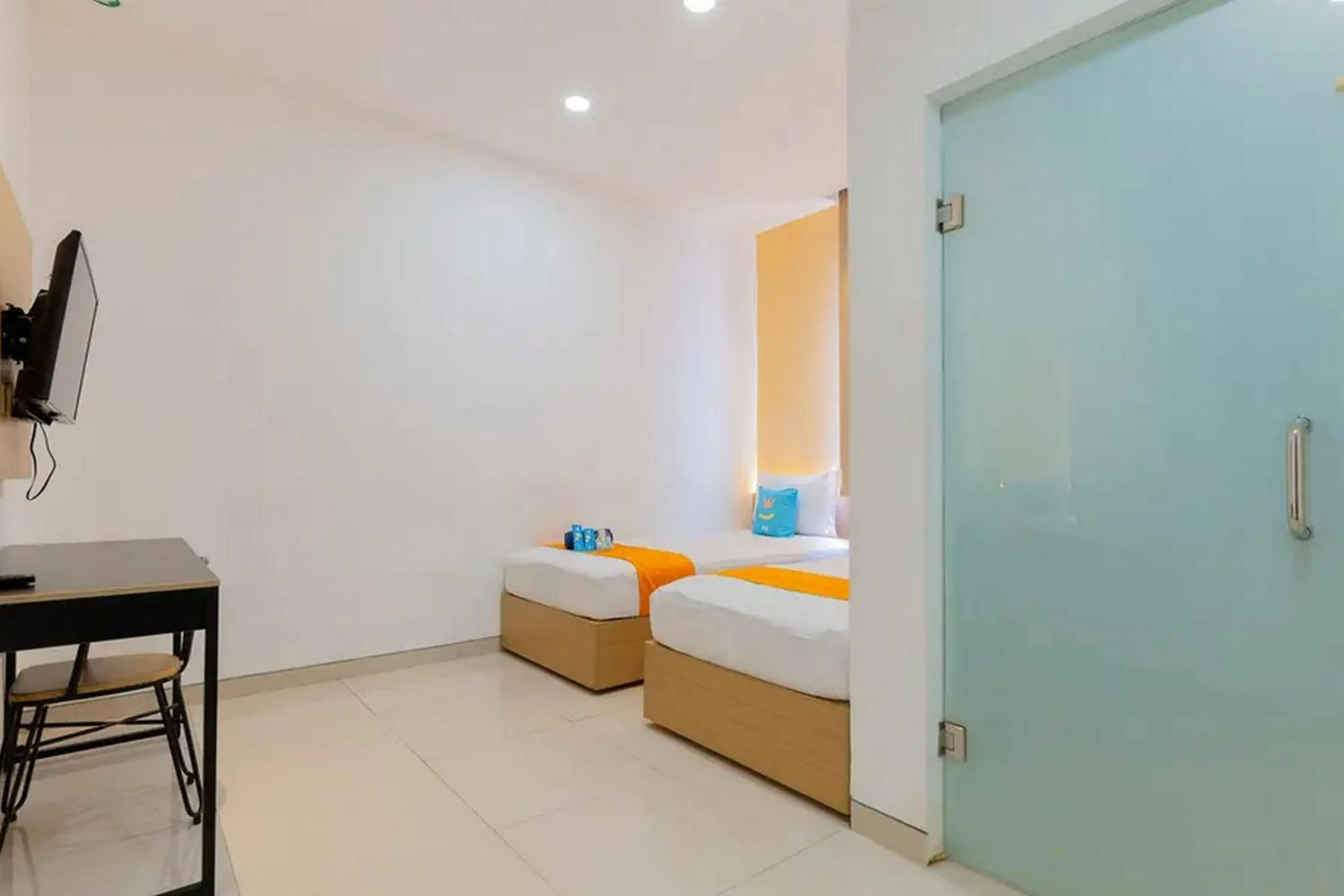 Bed in Sans Hotel Box Mansion Surabaya by RedDoorz
