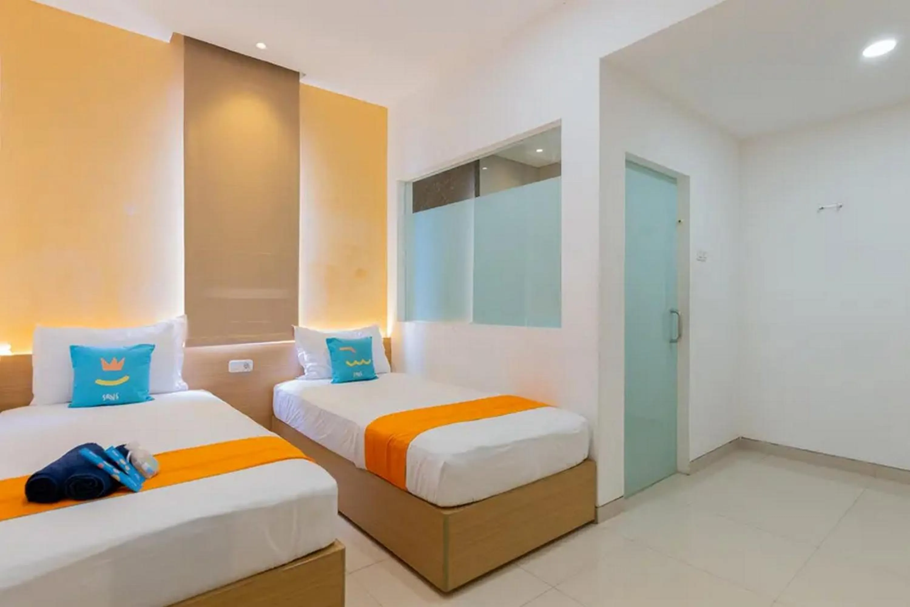 Bed in Sans Hotel Box Mansion Surabaya by RedDoorz
