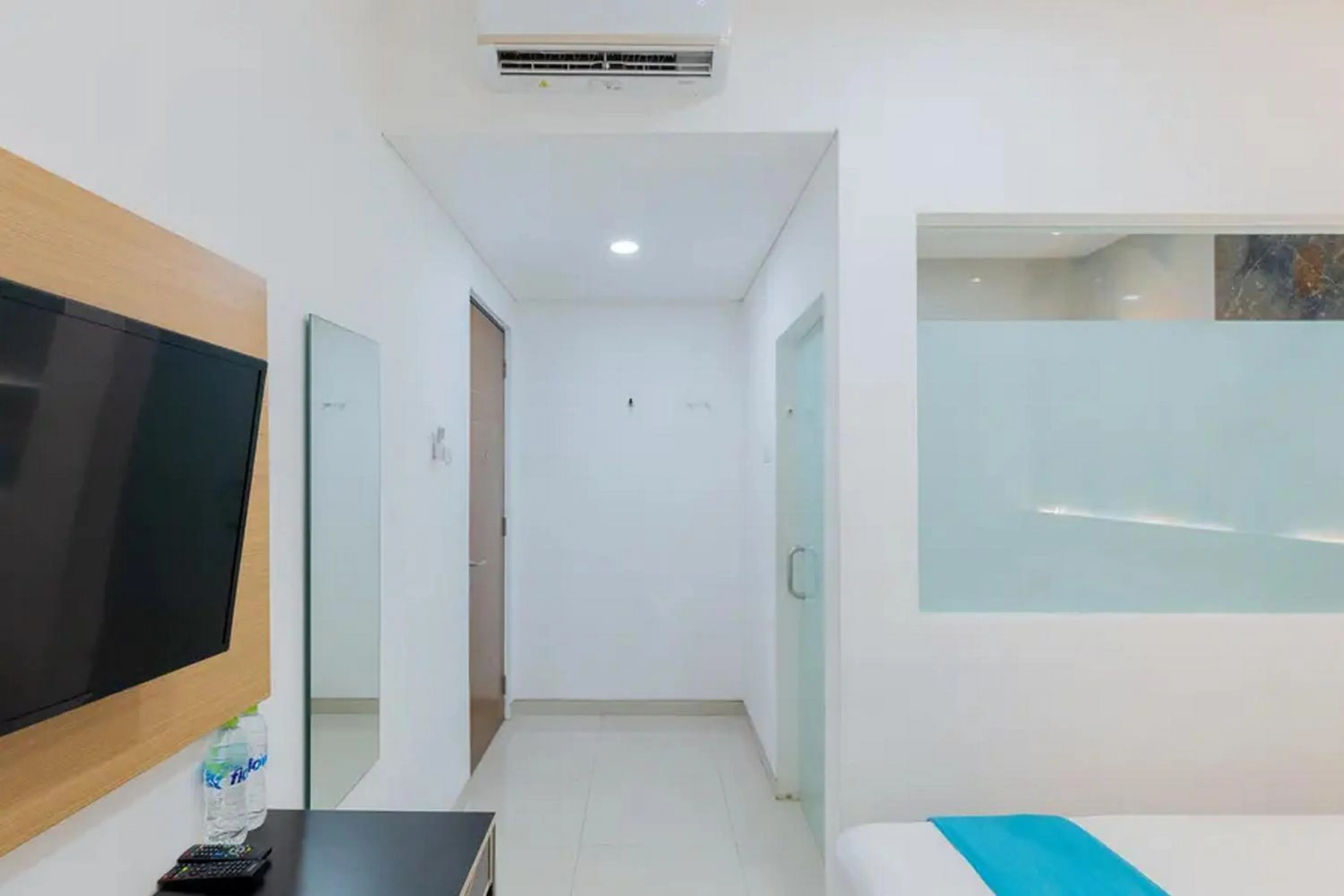 Bed in Sans Hotel Box Mansion Surabaya by RedDoorz