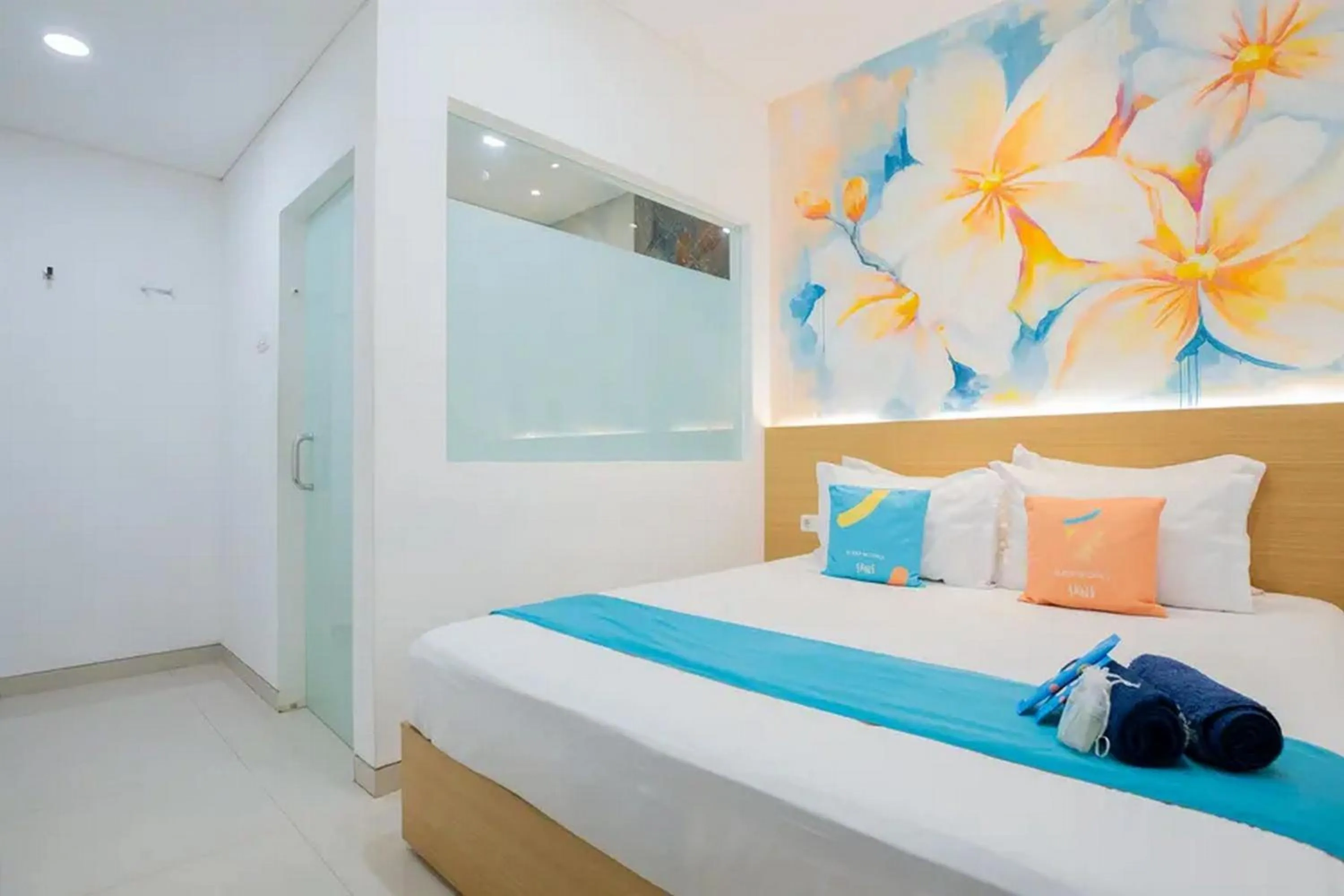Bed in Sans Hotel Box Mansion Surabaya by RedDoorz