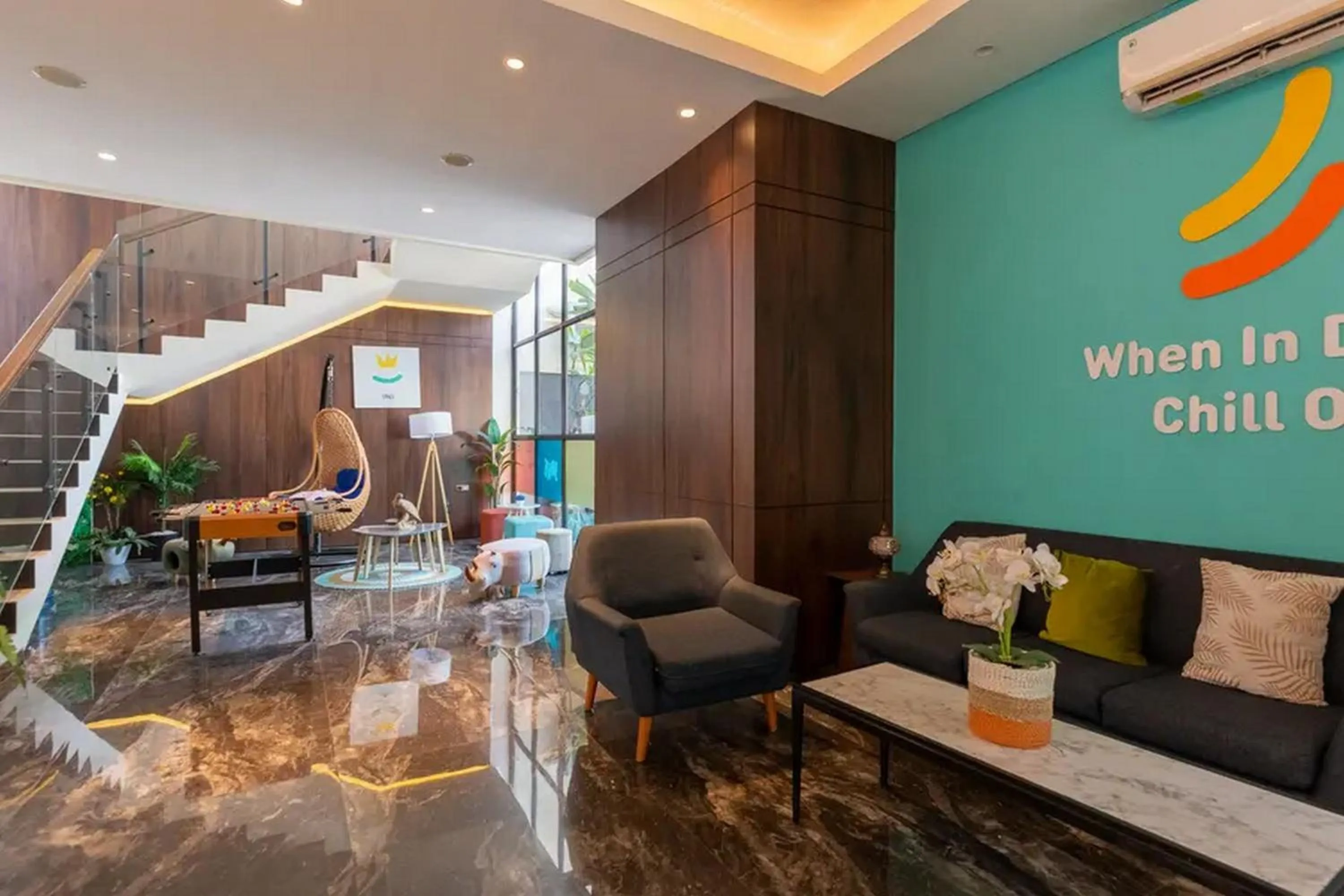 Seating area in Sans Hotel Box Mansion Surabaya by RedDoorz