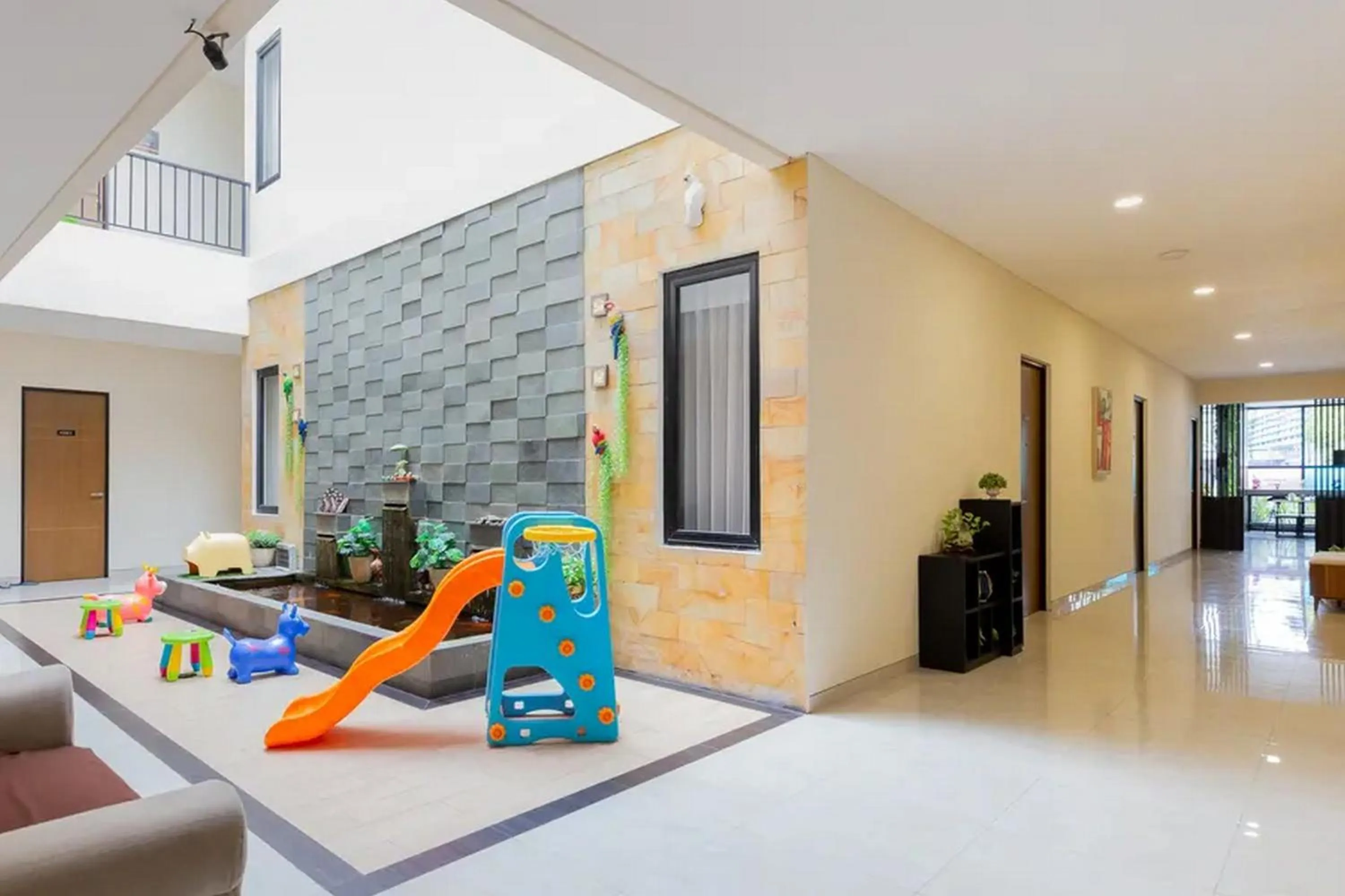 Property building in Sans Hotel Box Mansion Surabaya by RedDoorz