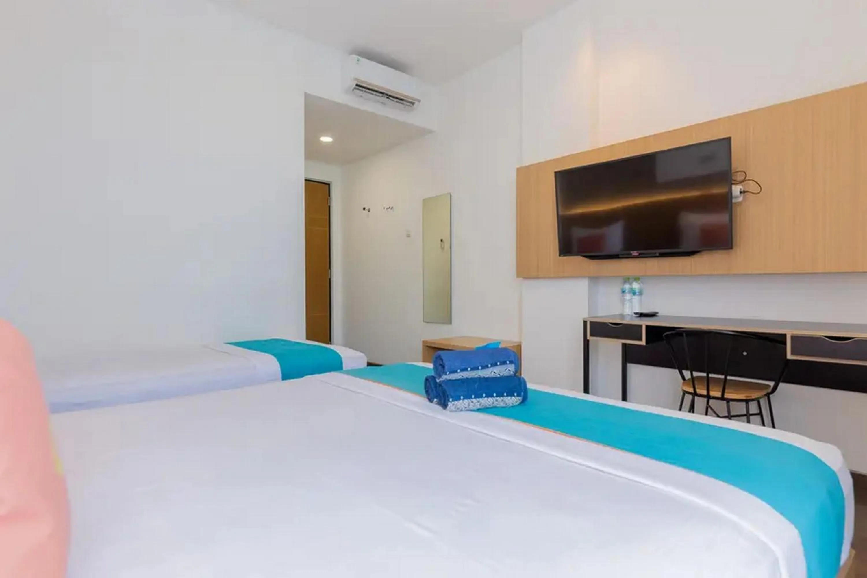 Bed in Sans Hotel Box Mansion Surabaya by RedDoorz