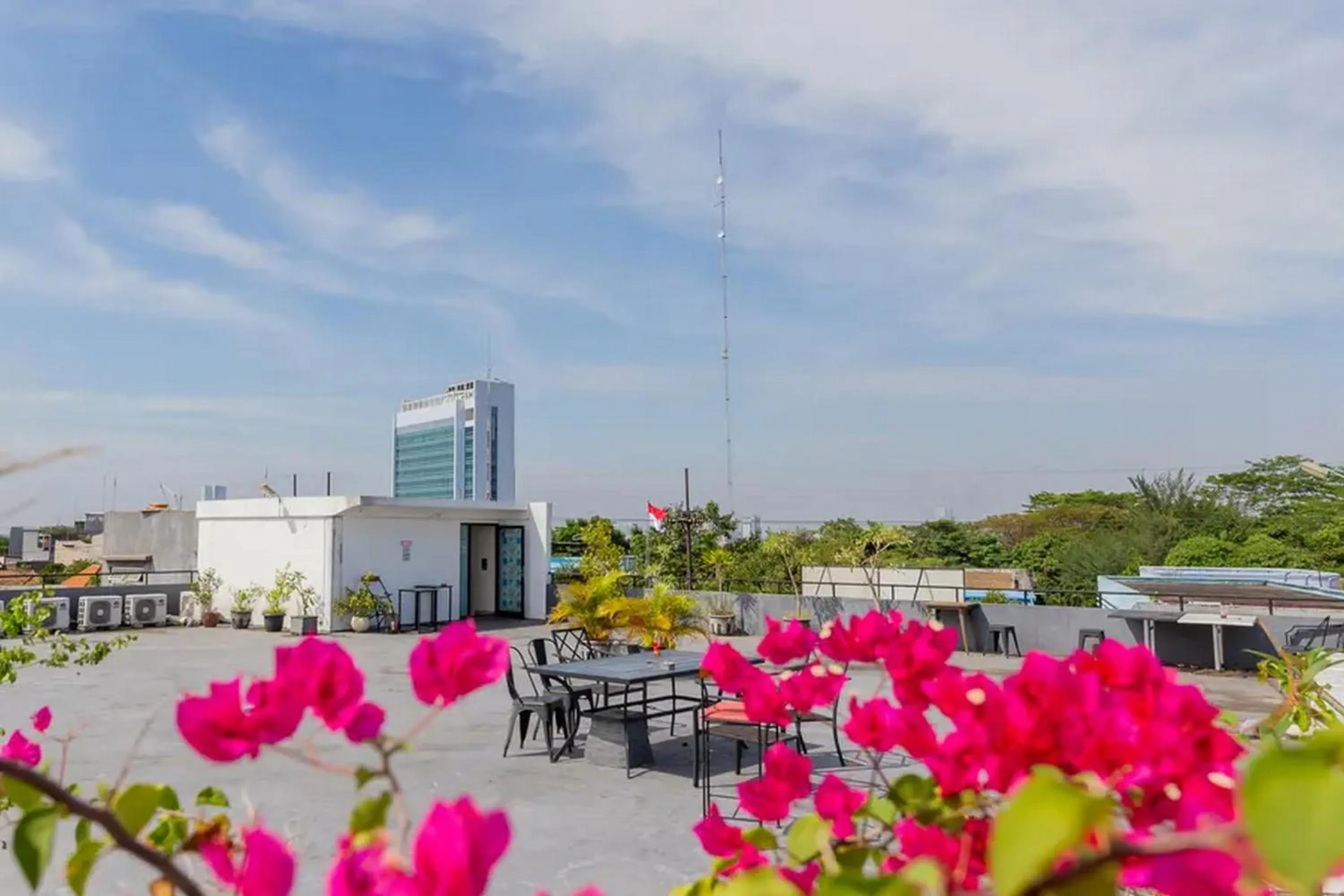 Property building in Sans Hotel Box Mansion Surabaya by RedDoorz