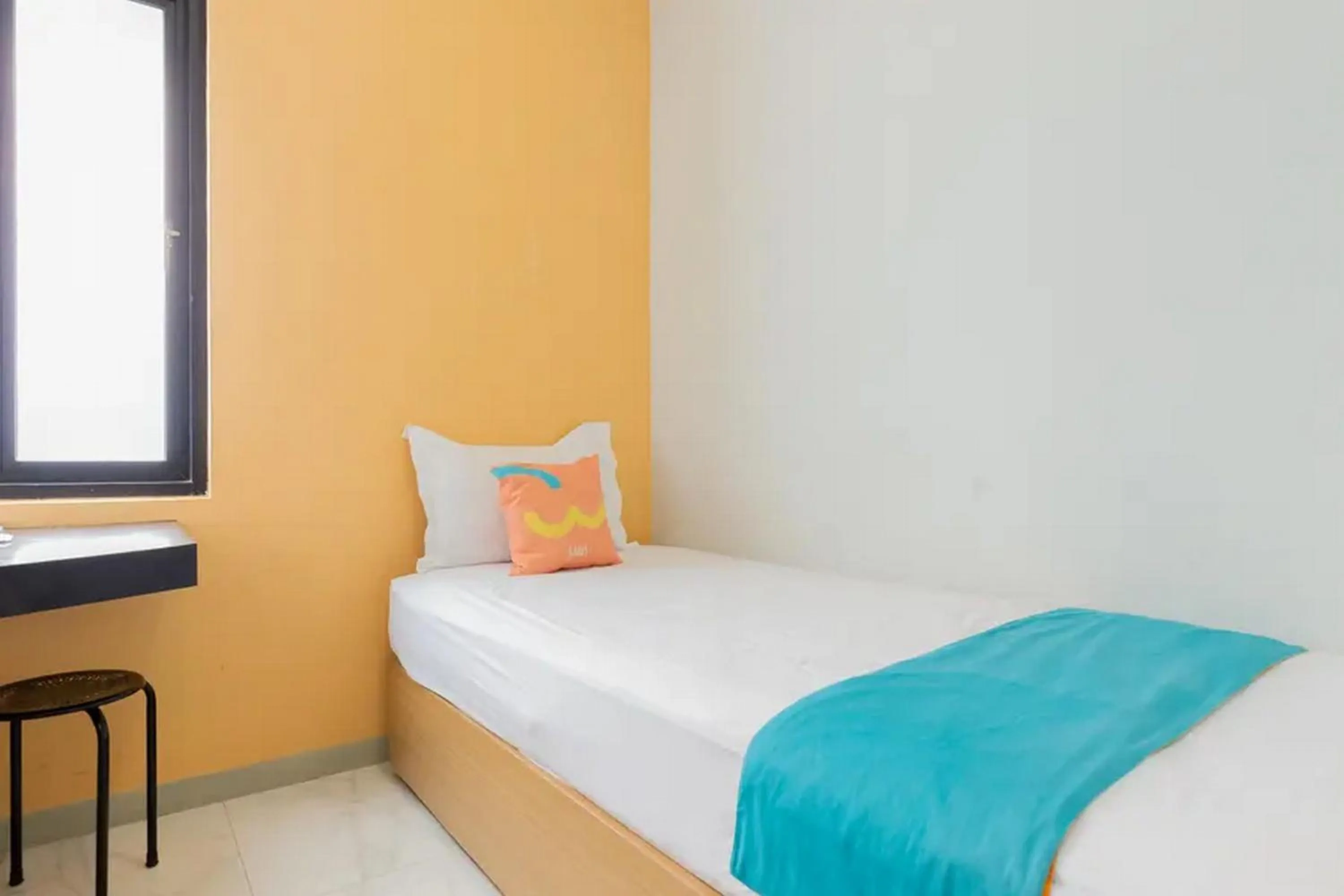 Bed in Sans Hotel Box Mansion Surabaya by RedDoorz