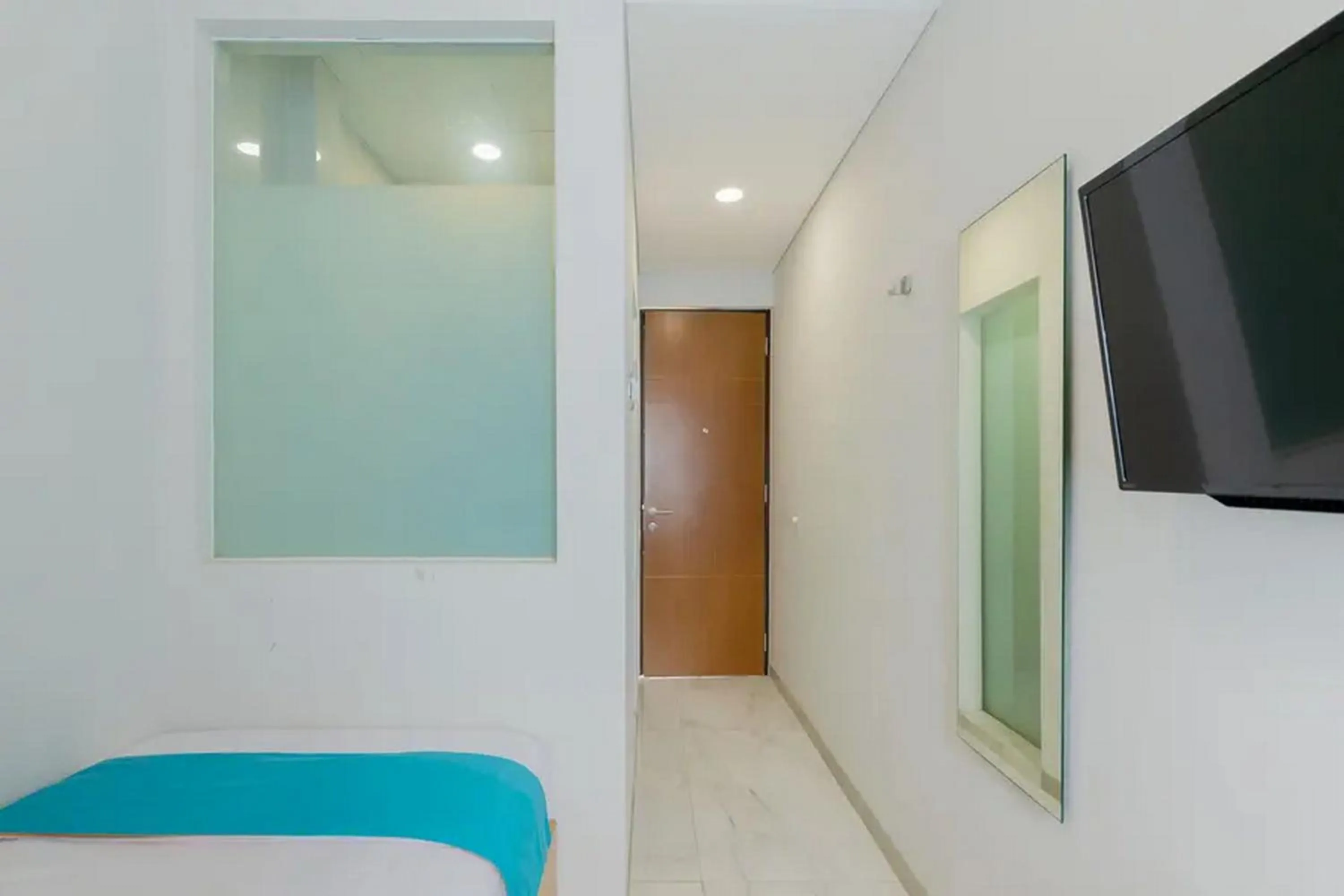 Bed in Sans Hotel Box Mansion Surabaya by RedDoorz