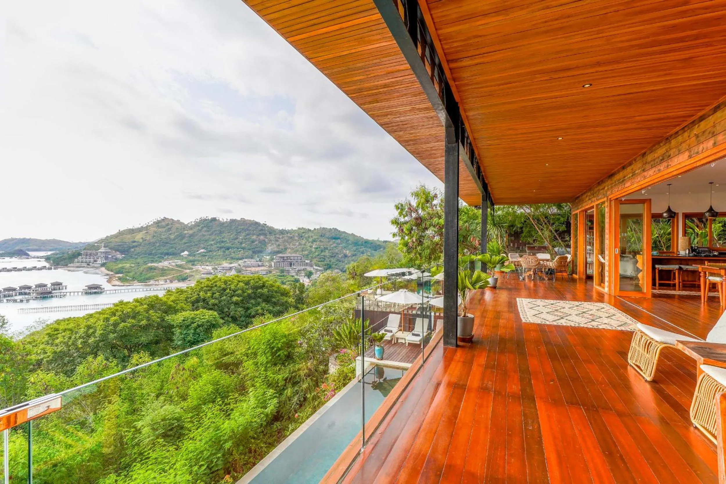 Paradise Garage Komodo Villa