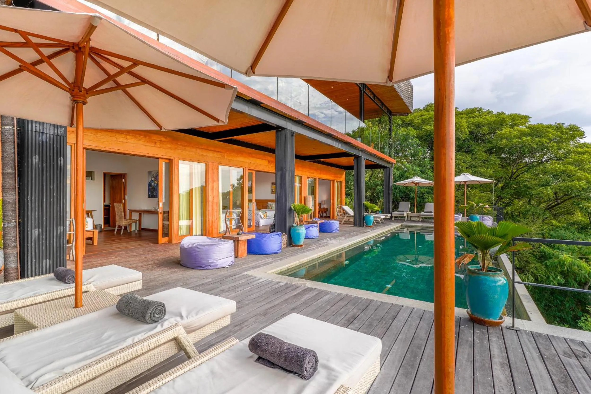 Paradise Garage Komodo Villa