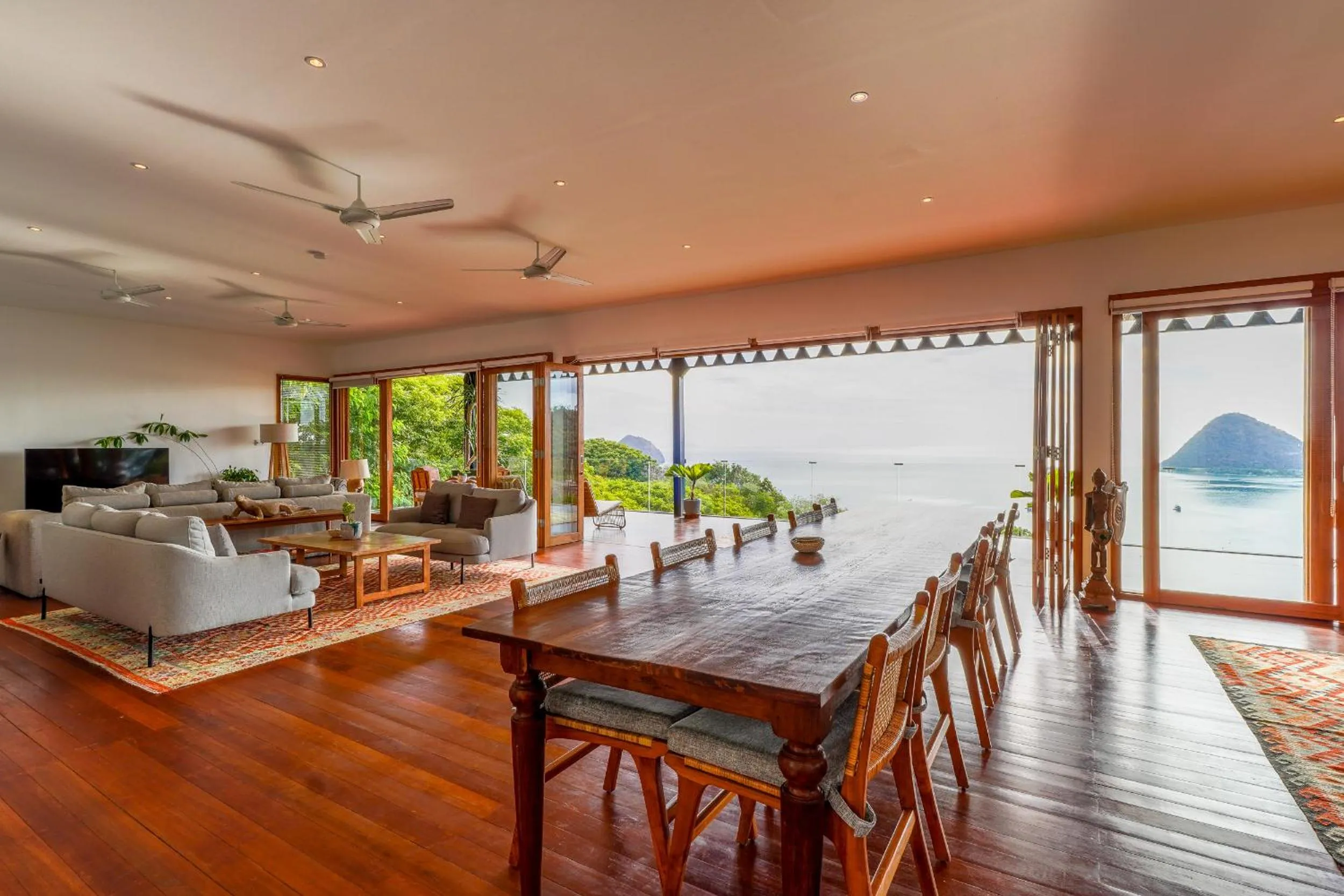 Paradise Garage Komodo Villa