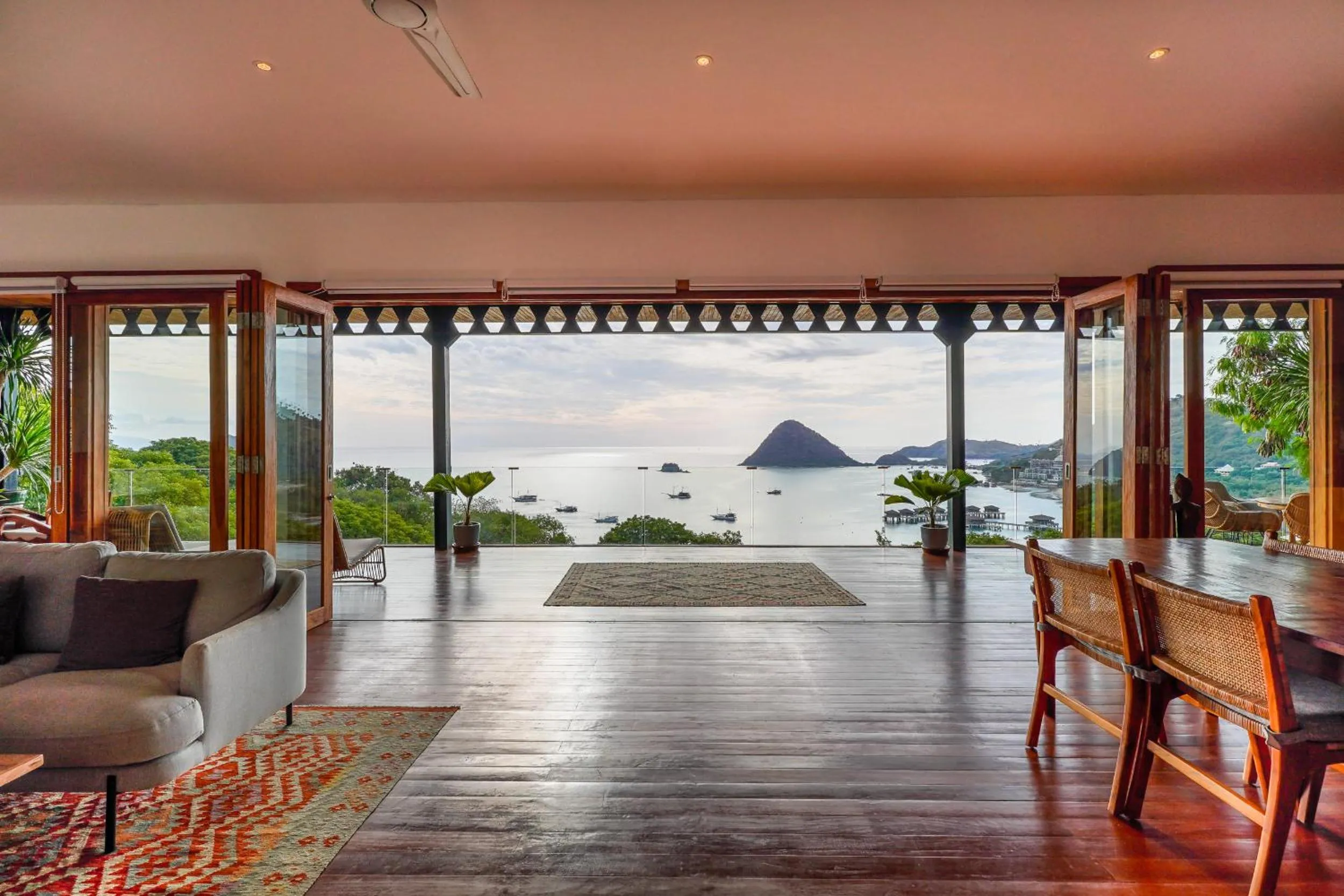 Paradise Garage Komodo Villa