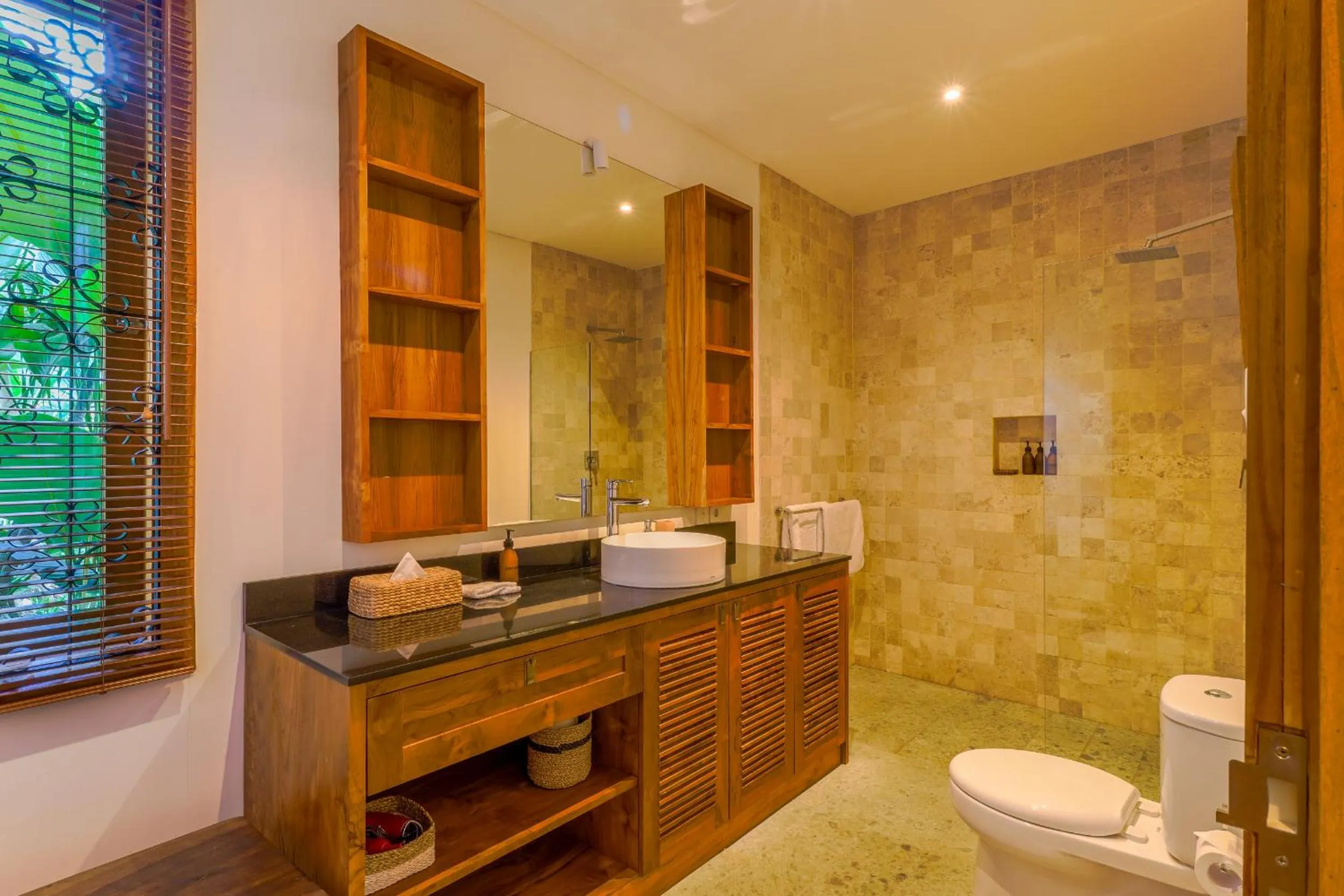 Paradise Garage Komodo Villa