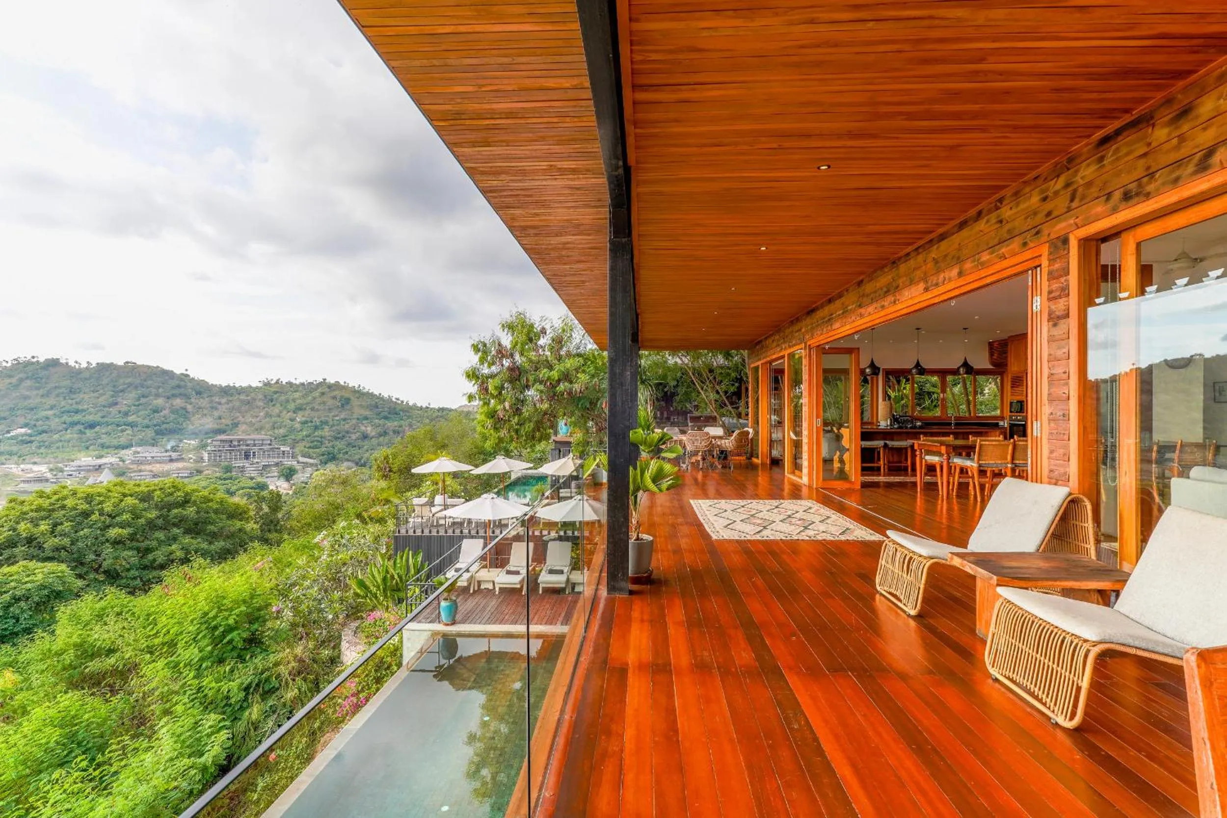 Paradise Garage Komodo Villa