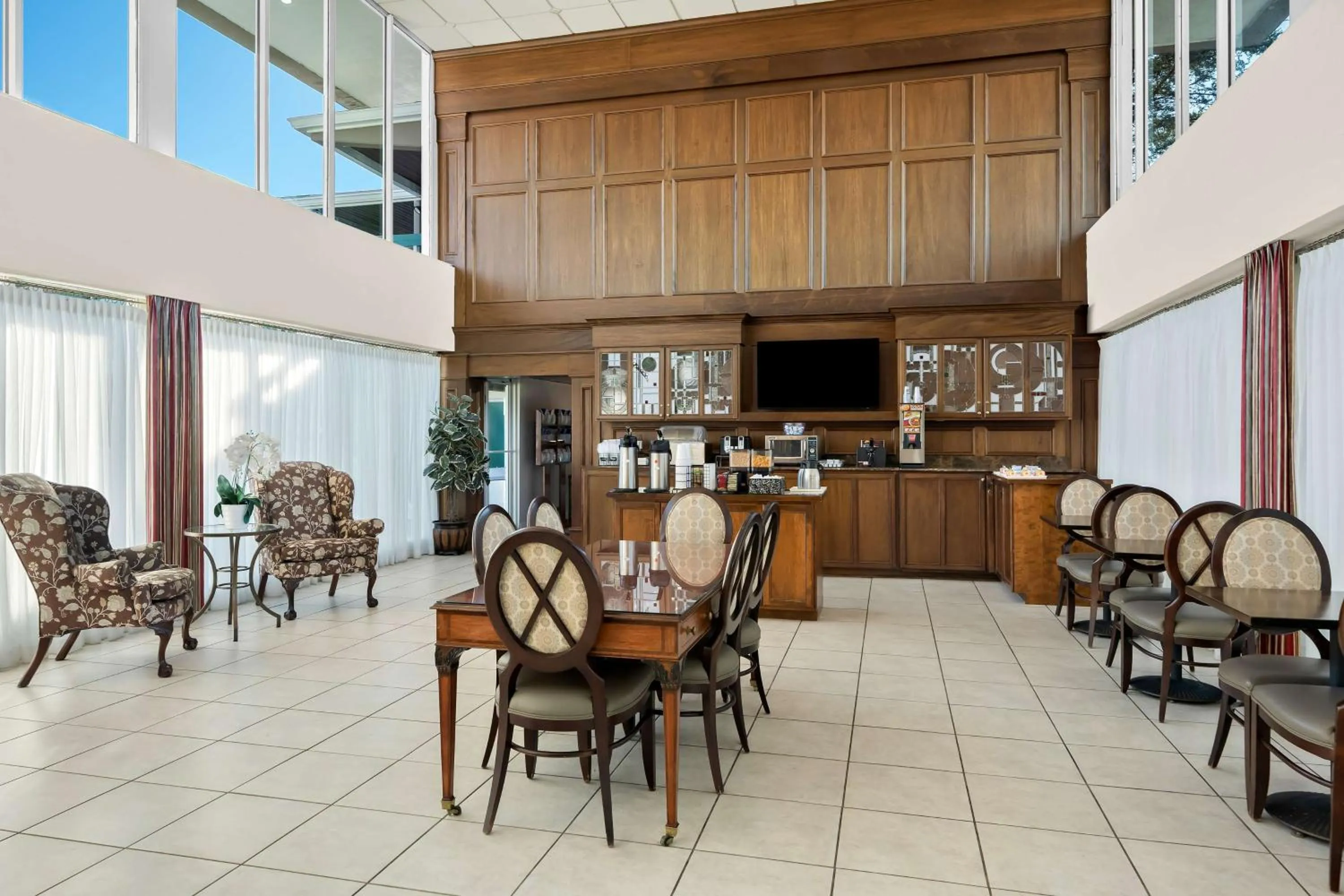 Breakfast in Brandywine Valley Inn SureStay Plus by Best Western