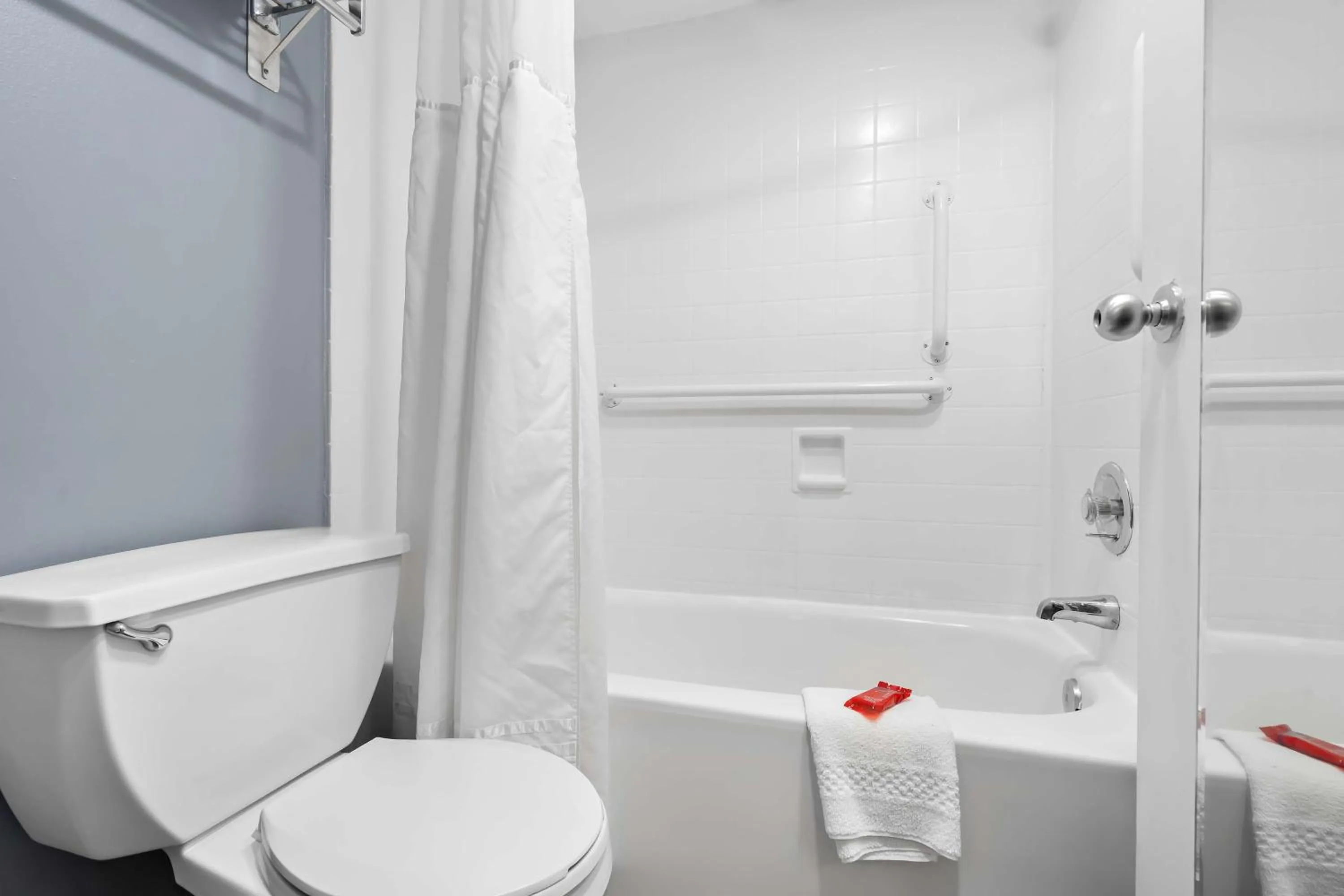 Bathroom in Brandywine Valley Inn SureStay Plus by Best Western