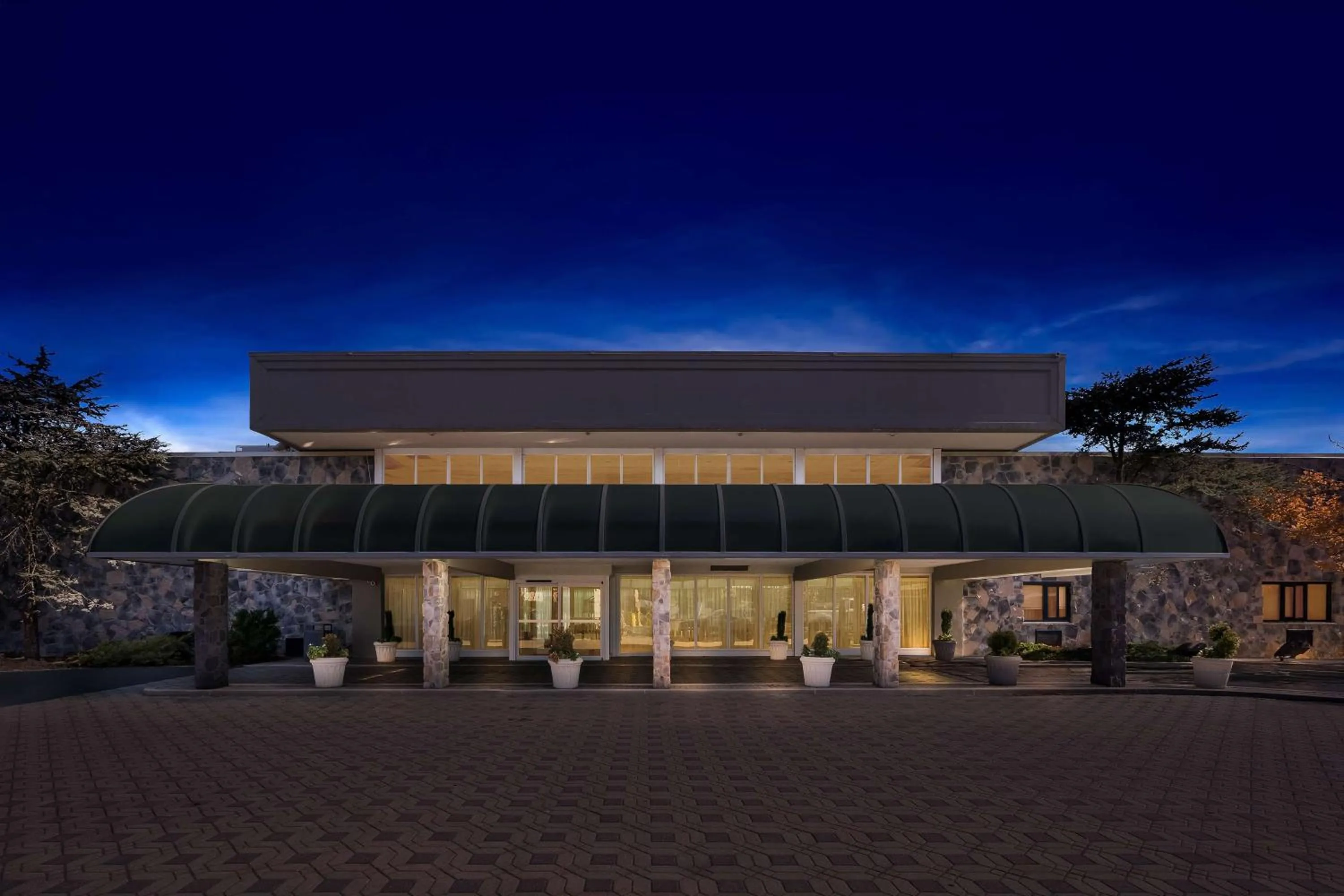 Property building in Brandywine Valley Inn SureStay Plus by Best Western