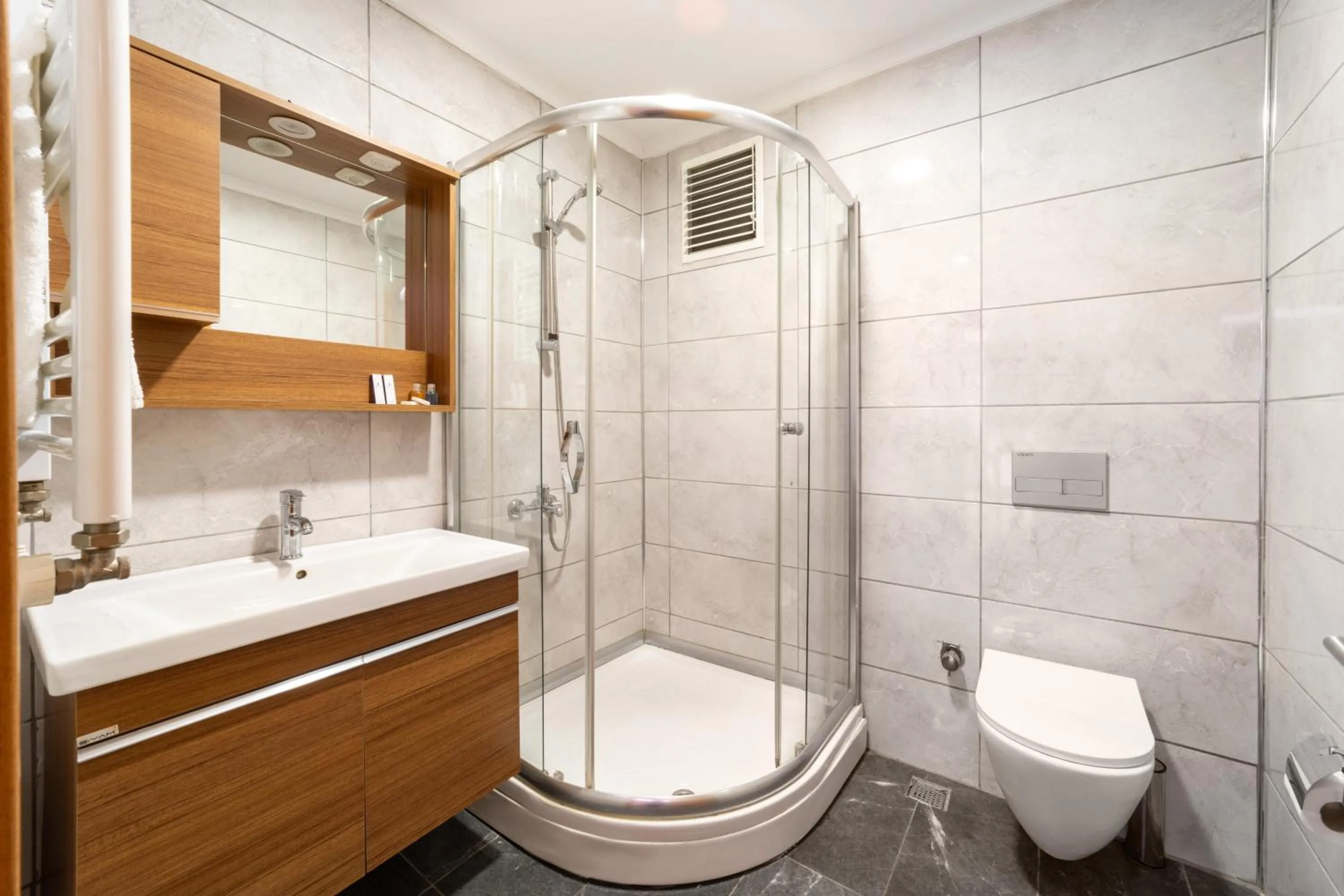 Shower in Family Time Suites Hotel