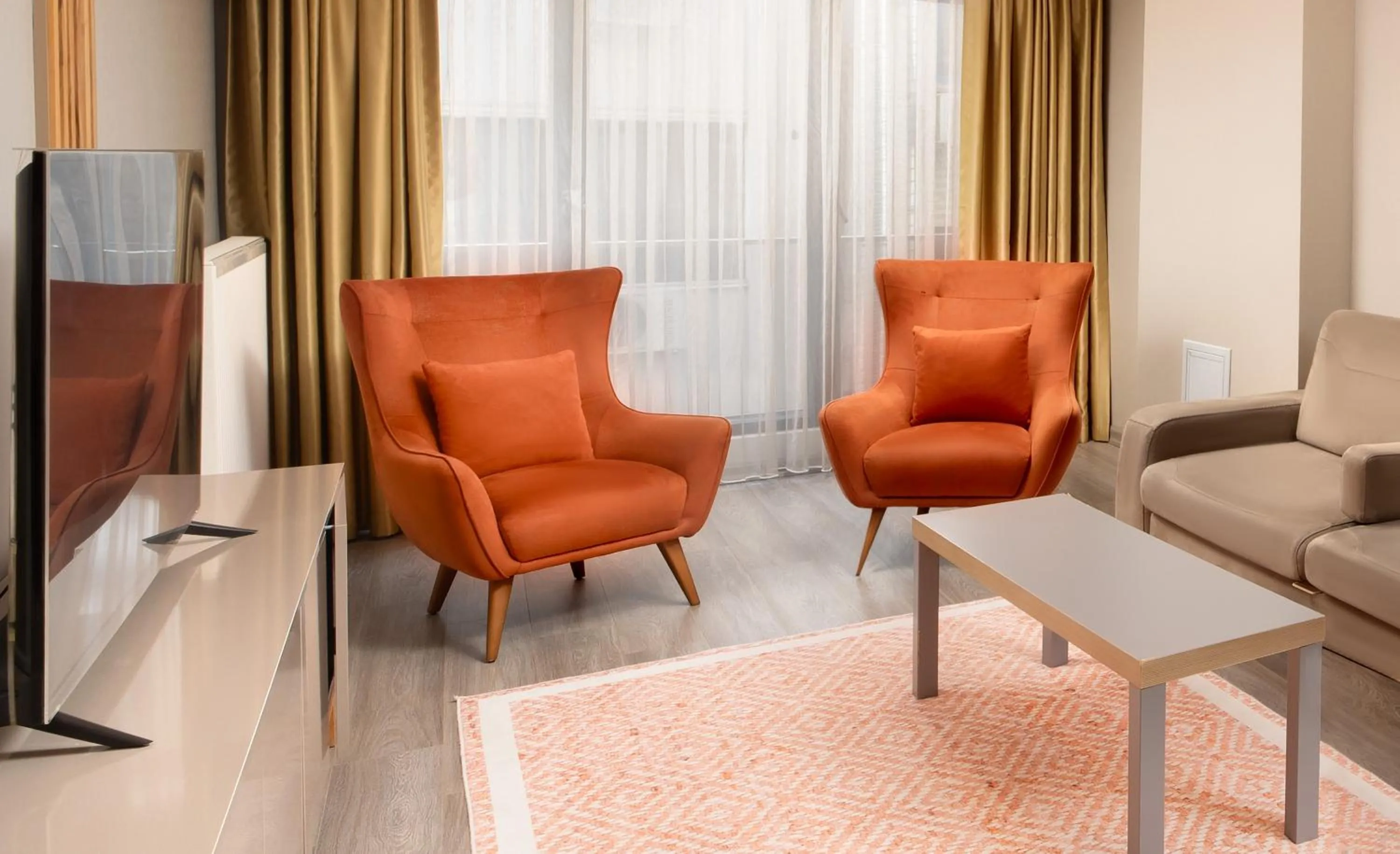 TV and multimedia in Family Time Suites Hotel