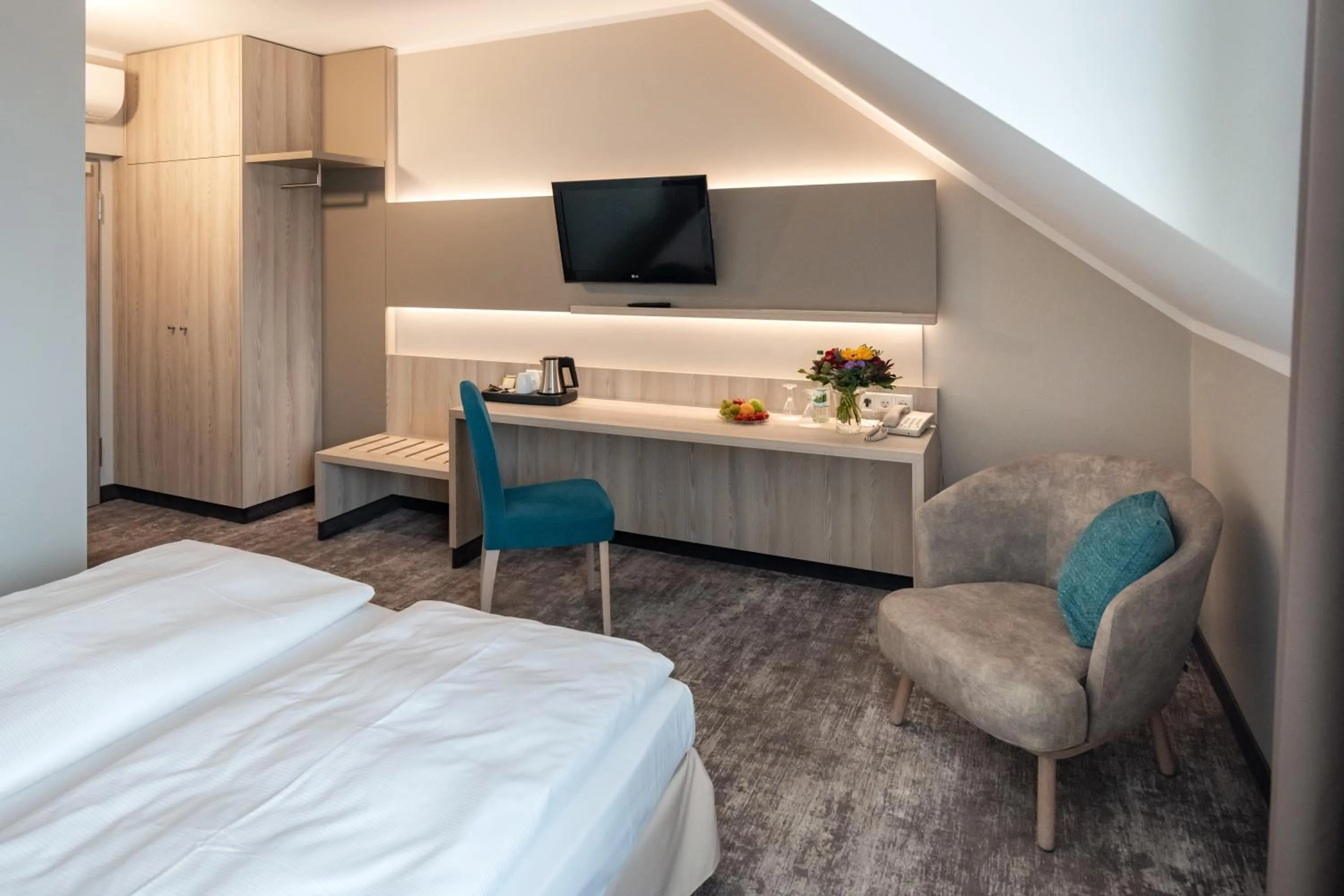 Seating area, Bed in Best Western Erfurt-Apfelstädt