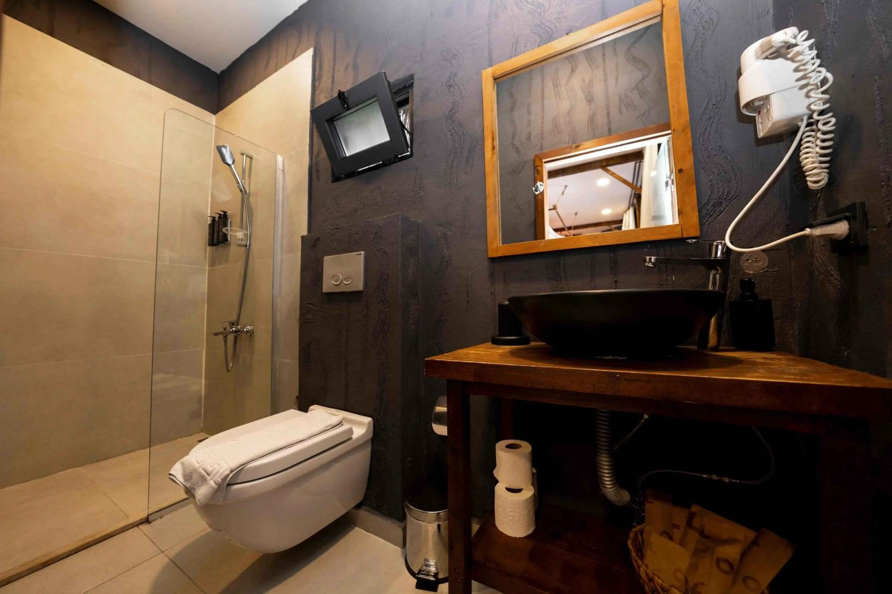 Toilet in Lov Faralya Adults Only