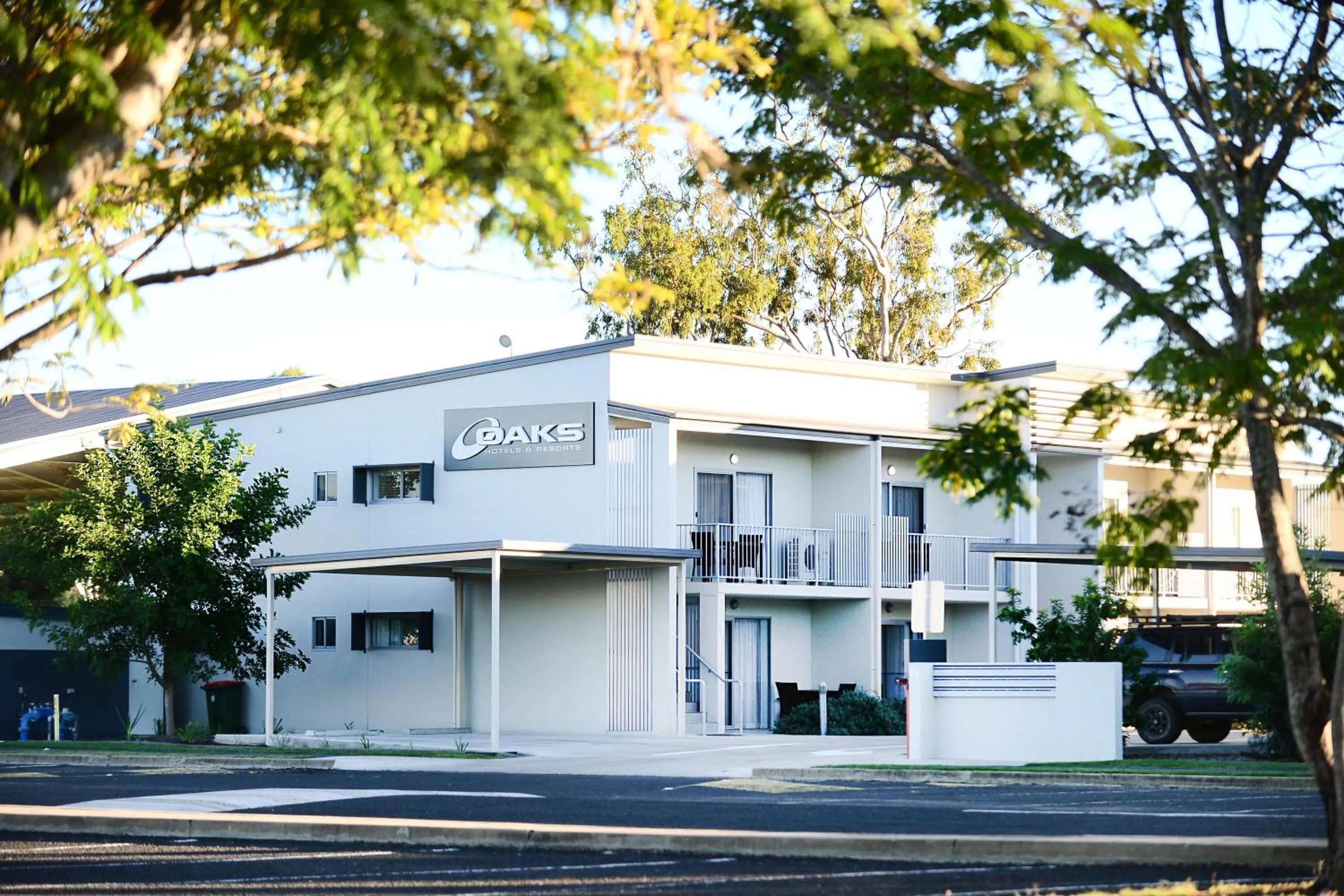 Facade/entrance in Oaks Middlemount Suites