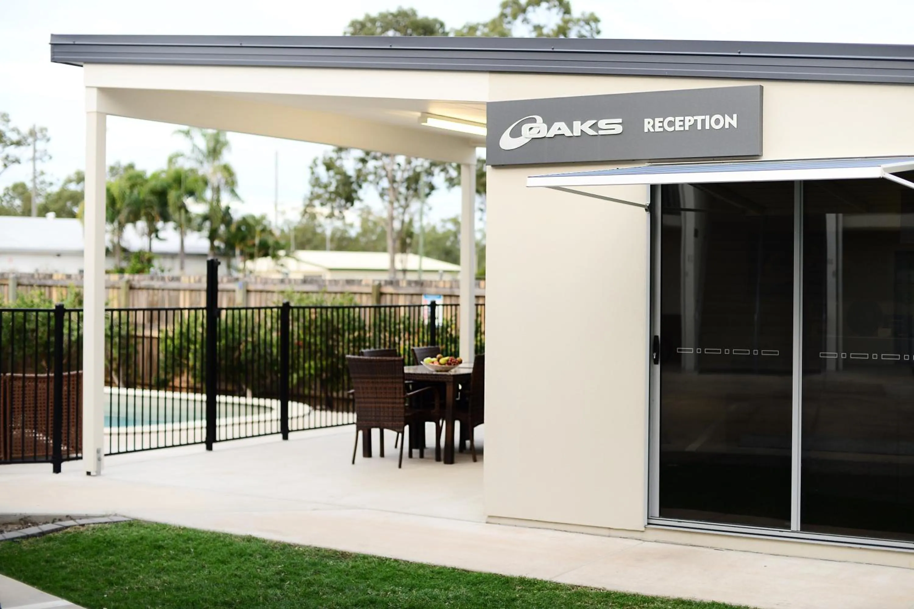 Facade/entrance in Oaks Middlemount Suites