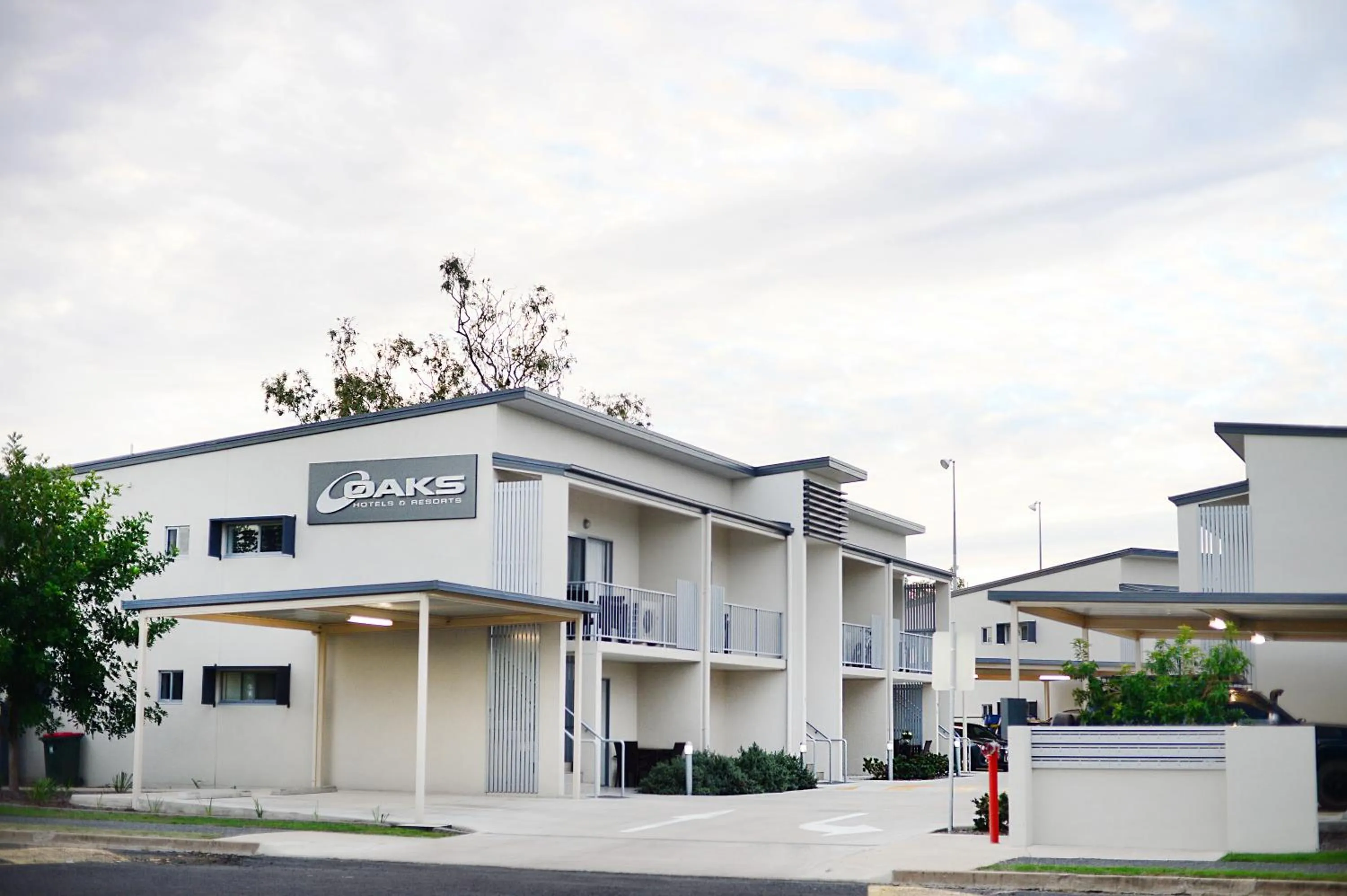 Facade/entrance in Oaks Middlemount Suites