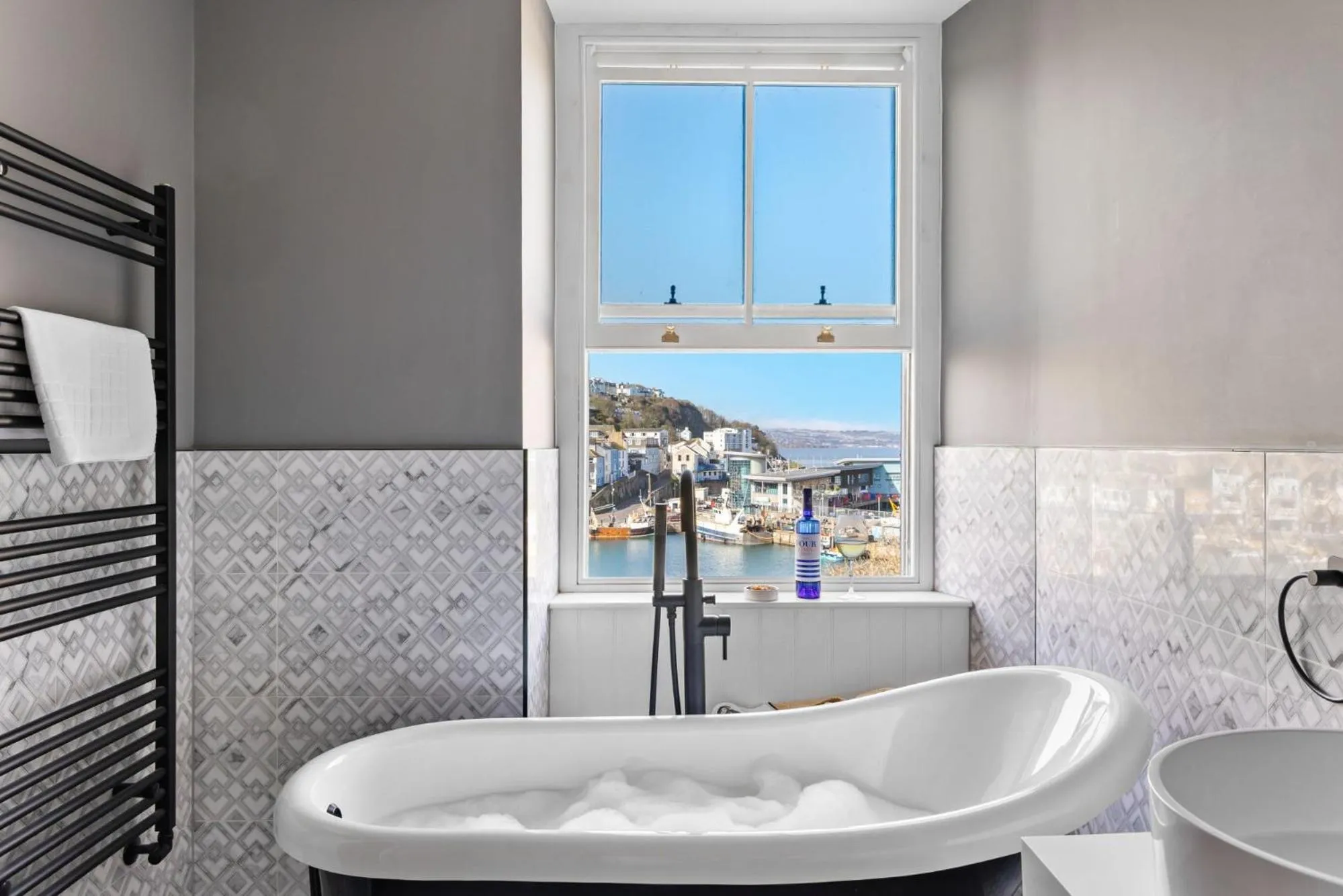 Shower in Leader Suite - Sea View - Free Wi-Fi