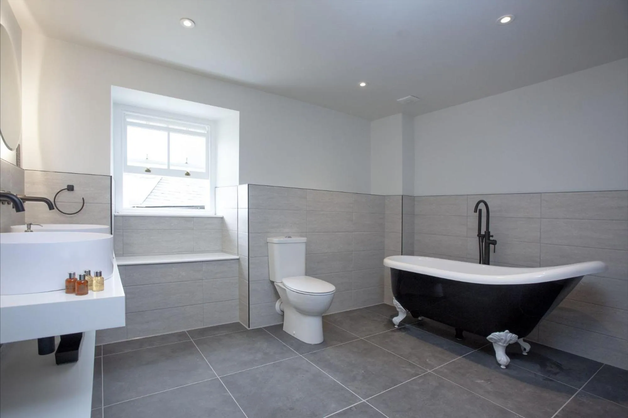 Toilet in Pilgrim Suite - Sea View - Free Wi-Fi