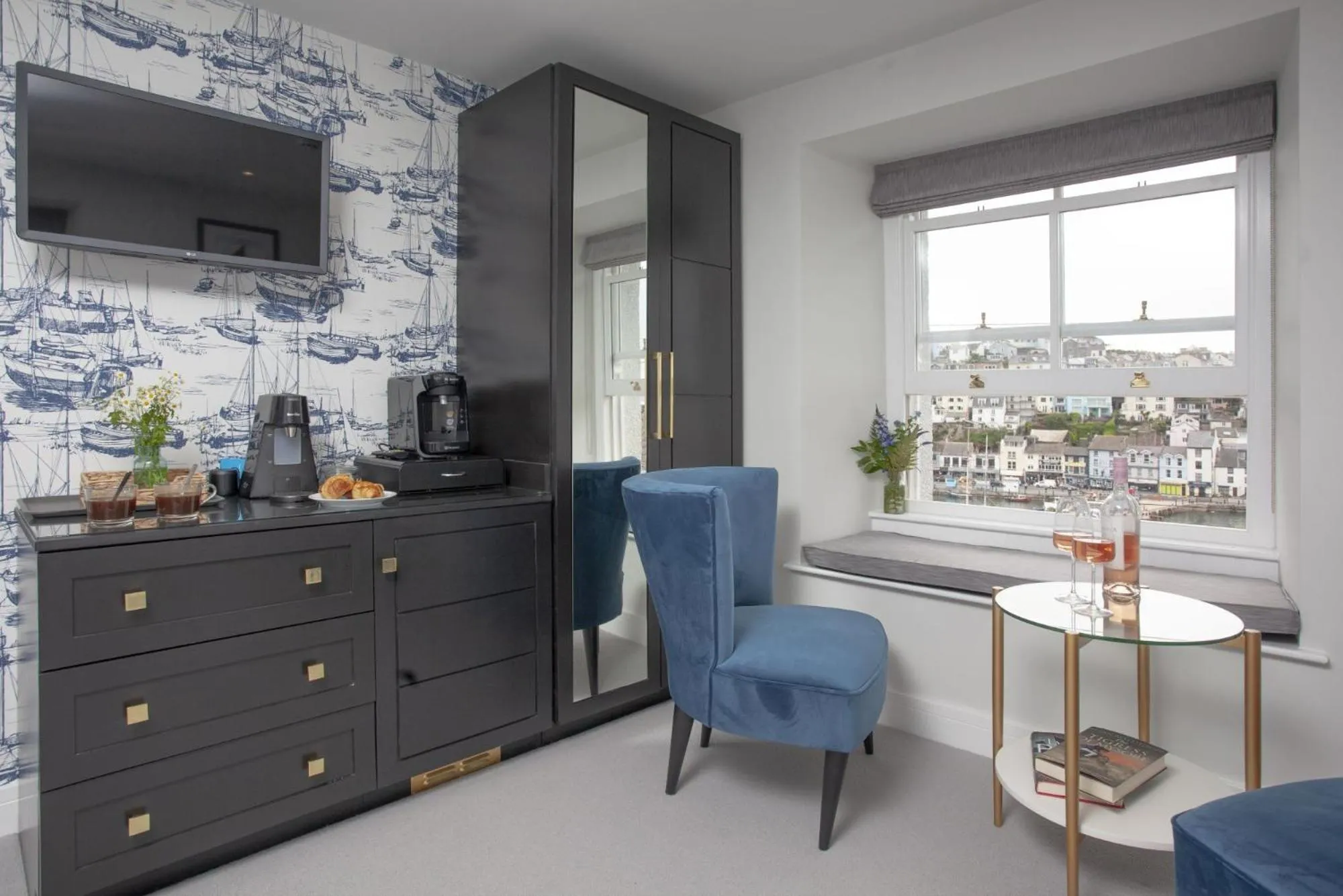 TV and multimedia in Pilgrim Suite - Sea View - Free Wi-Fi