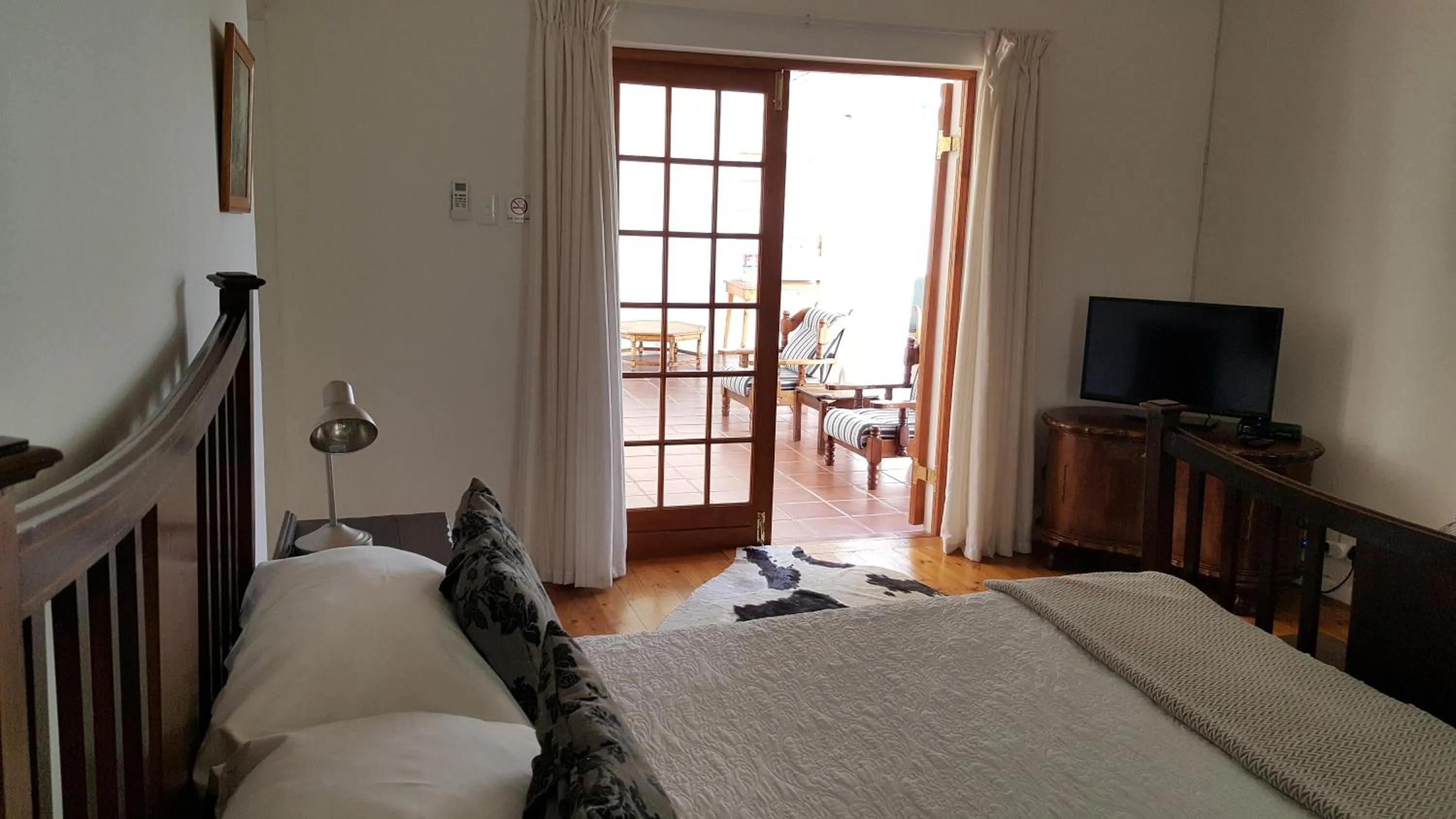 TV and multimedia, Bed in Camdeboo Cottages