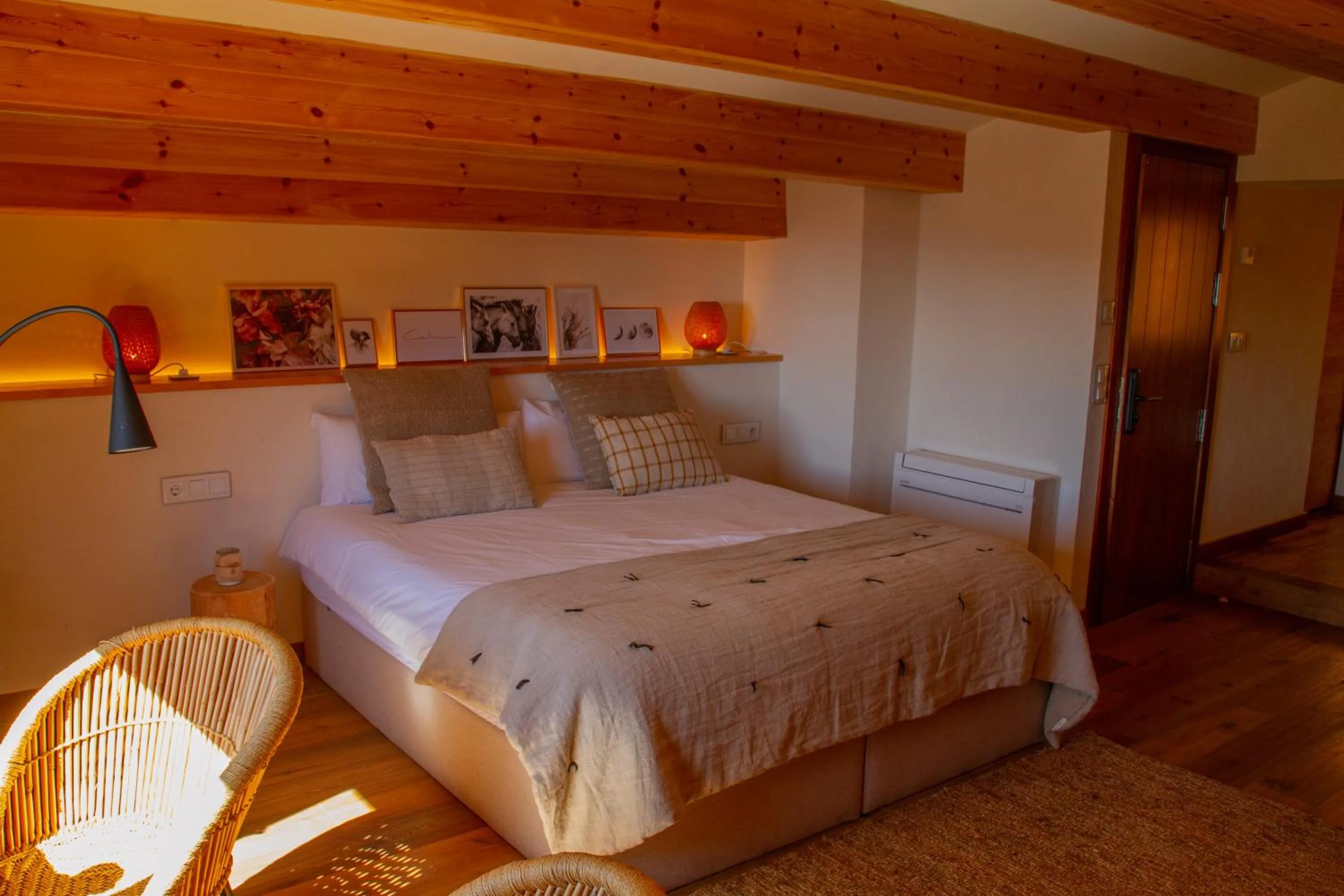 Bedroom, Bed in Masia Santa Llúcia