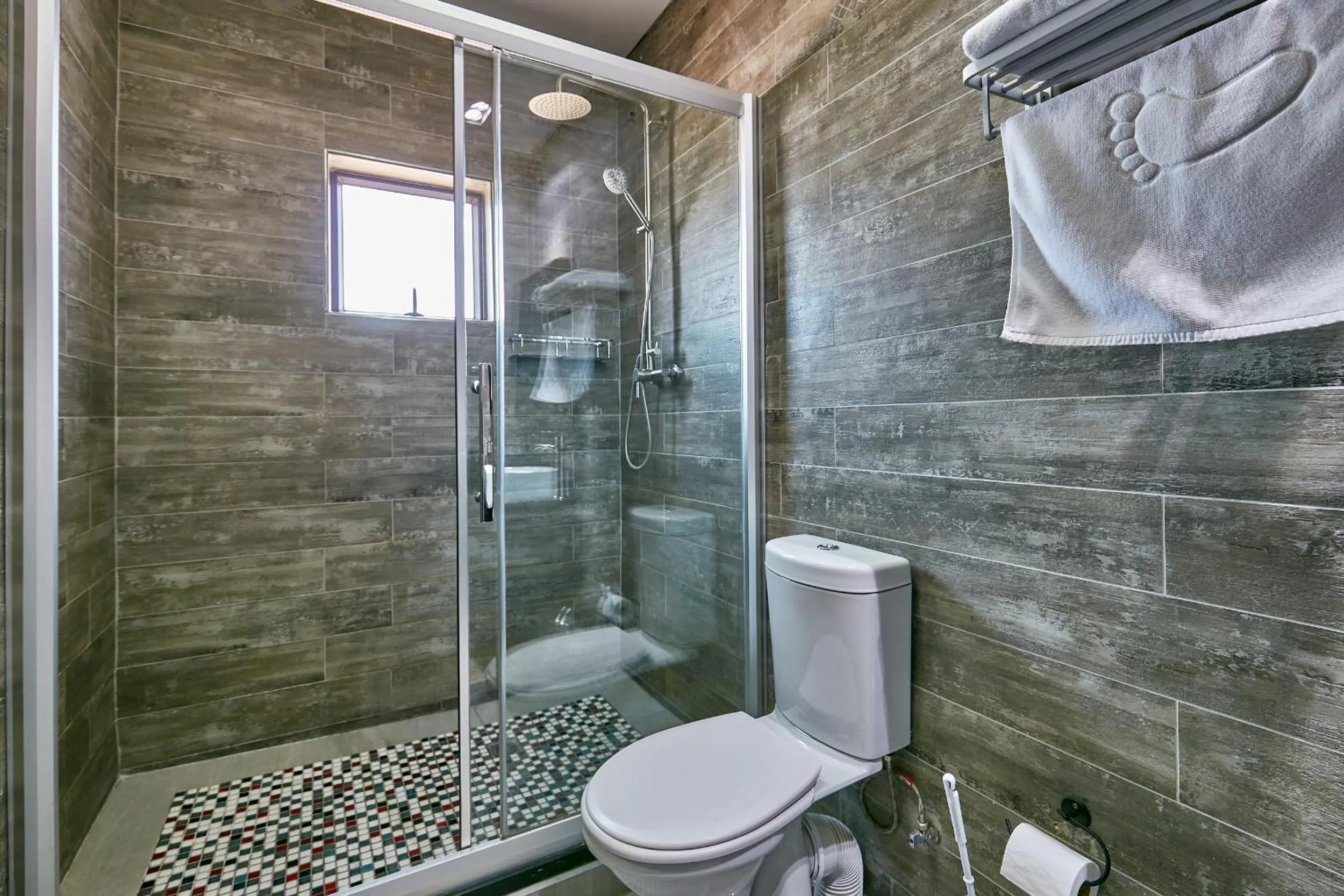 Shower in Madamz Bed & Breakfast