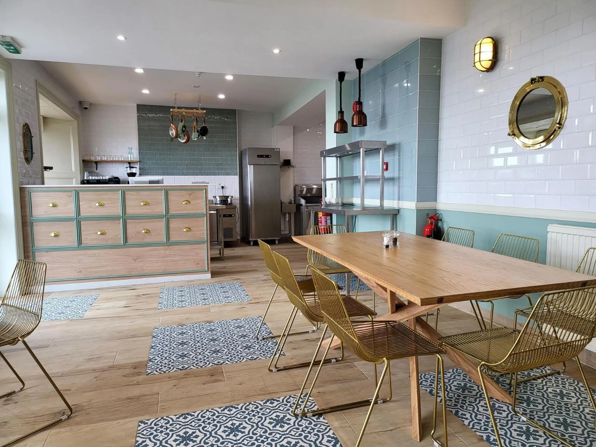 Restaurant/places to eat in The Beach Club