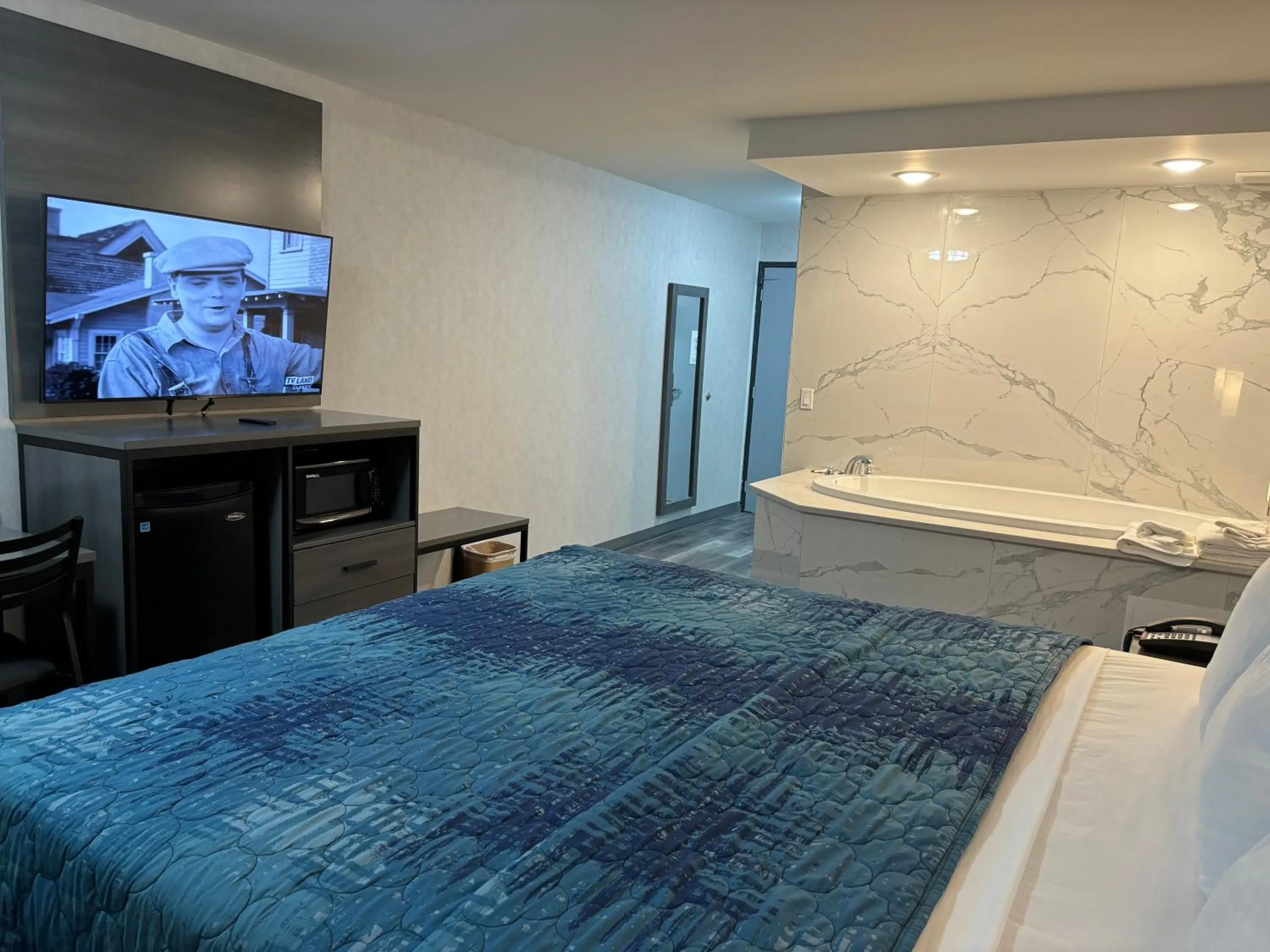 Hot Tub, Bed in The Wayne Inn