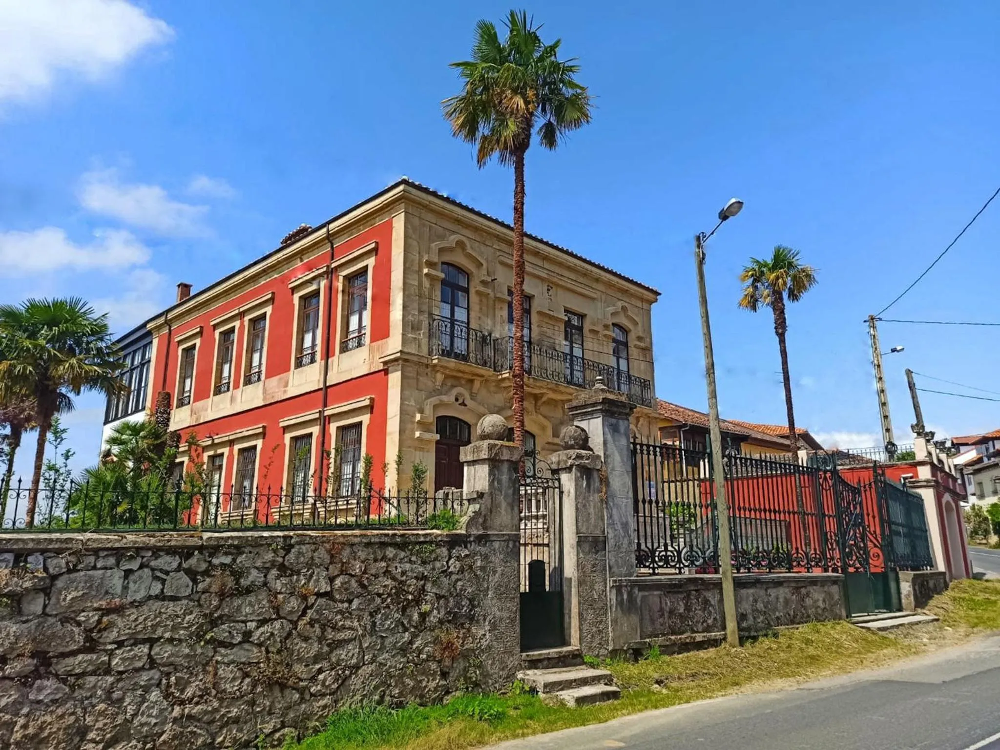 Property building in La Venta de Miyares - Casa de Indianos
